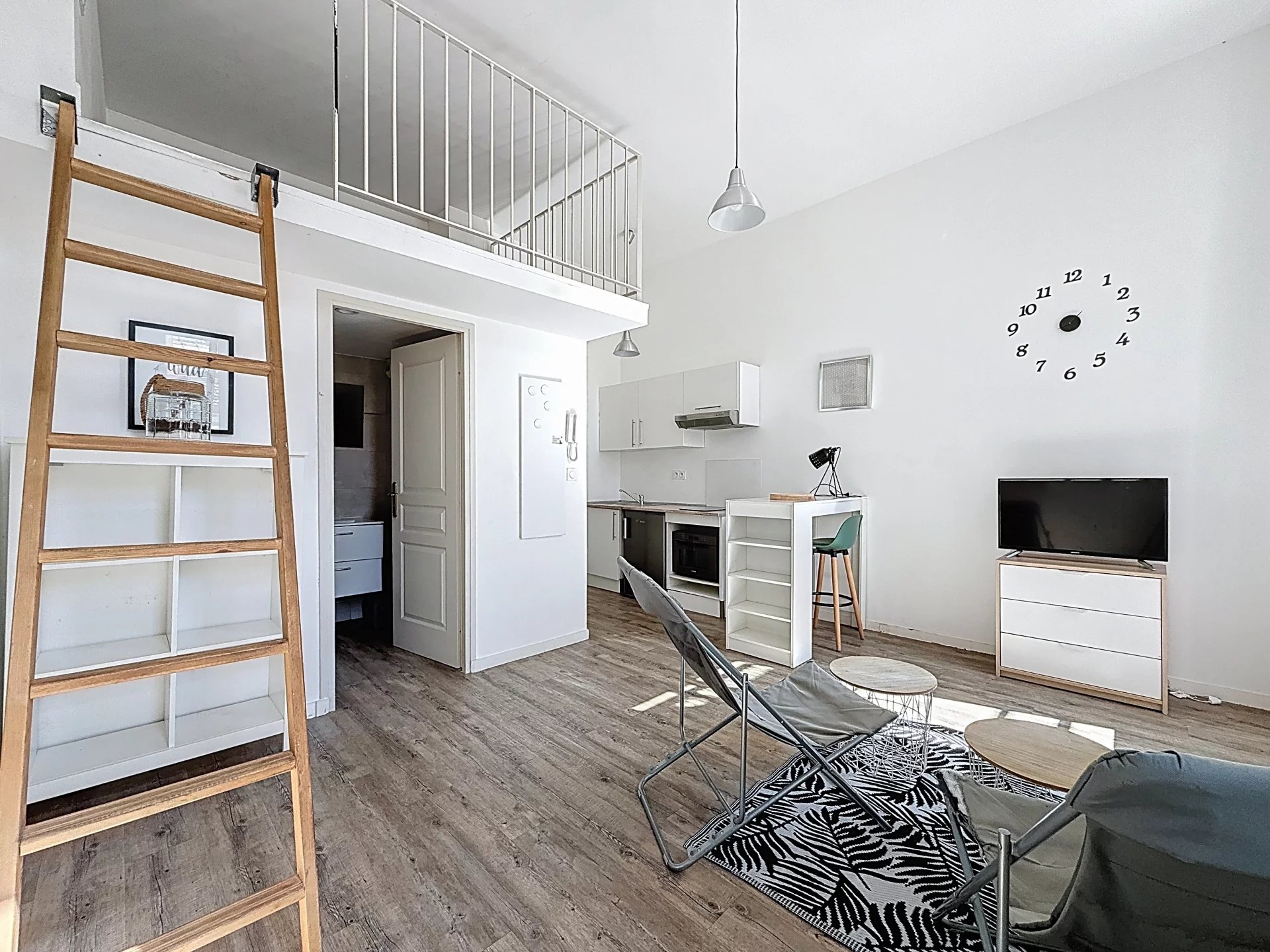 CANNES - STUDIO AVEC MEZZANINE - BALCON