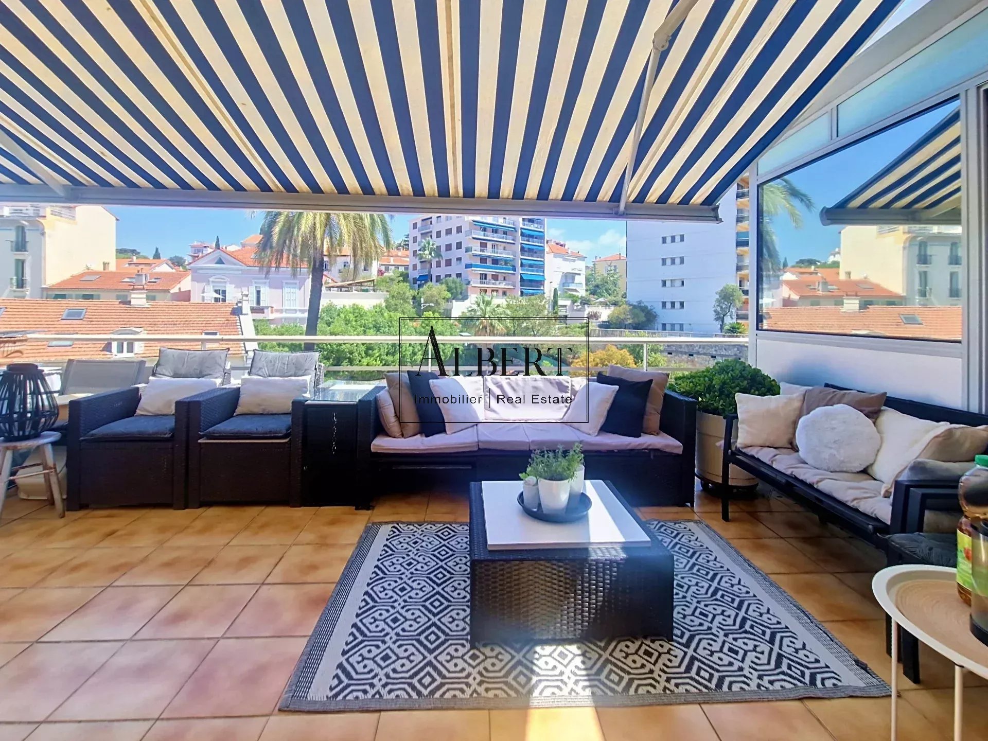 Cannes Stanislas – Élégant appartement toit-terrasse avec vue mer