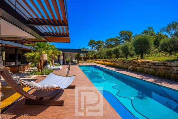 Exceptional Contemporary Property in the Heart of a Private Estate — photo 7