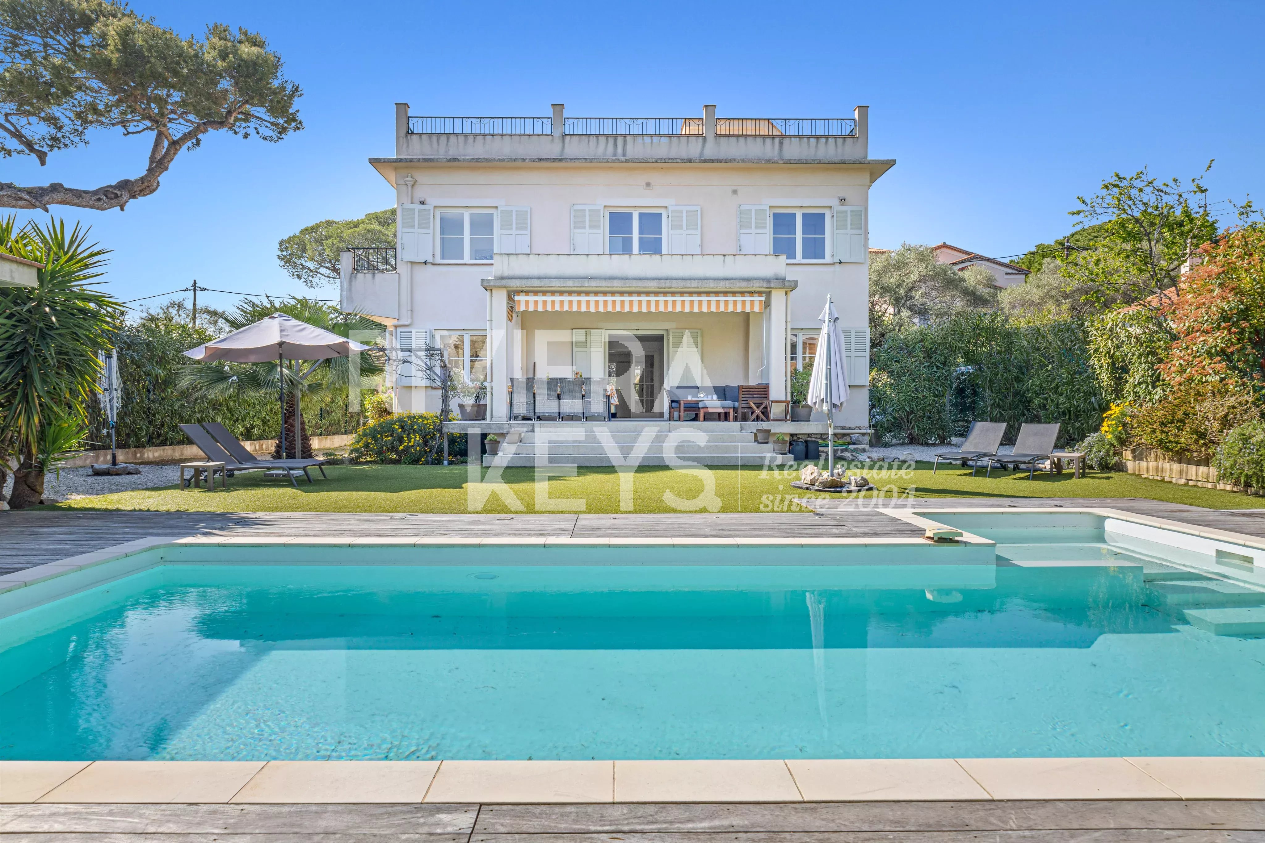 JUAN-LES PINS : Villa 7 chambres, toit-terrasse avec vue mer à pied des plages