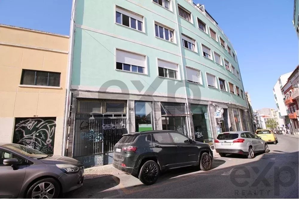 Armazém em cave com 224m2 no centro de Almada