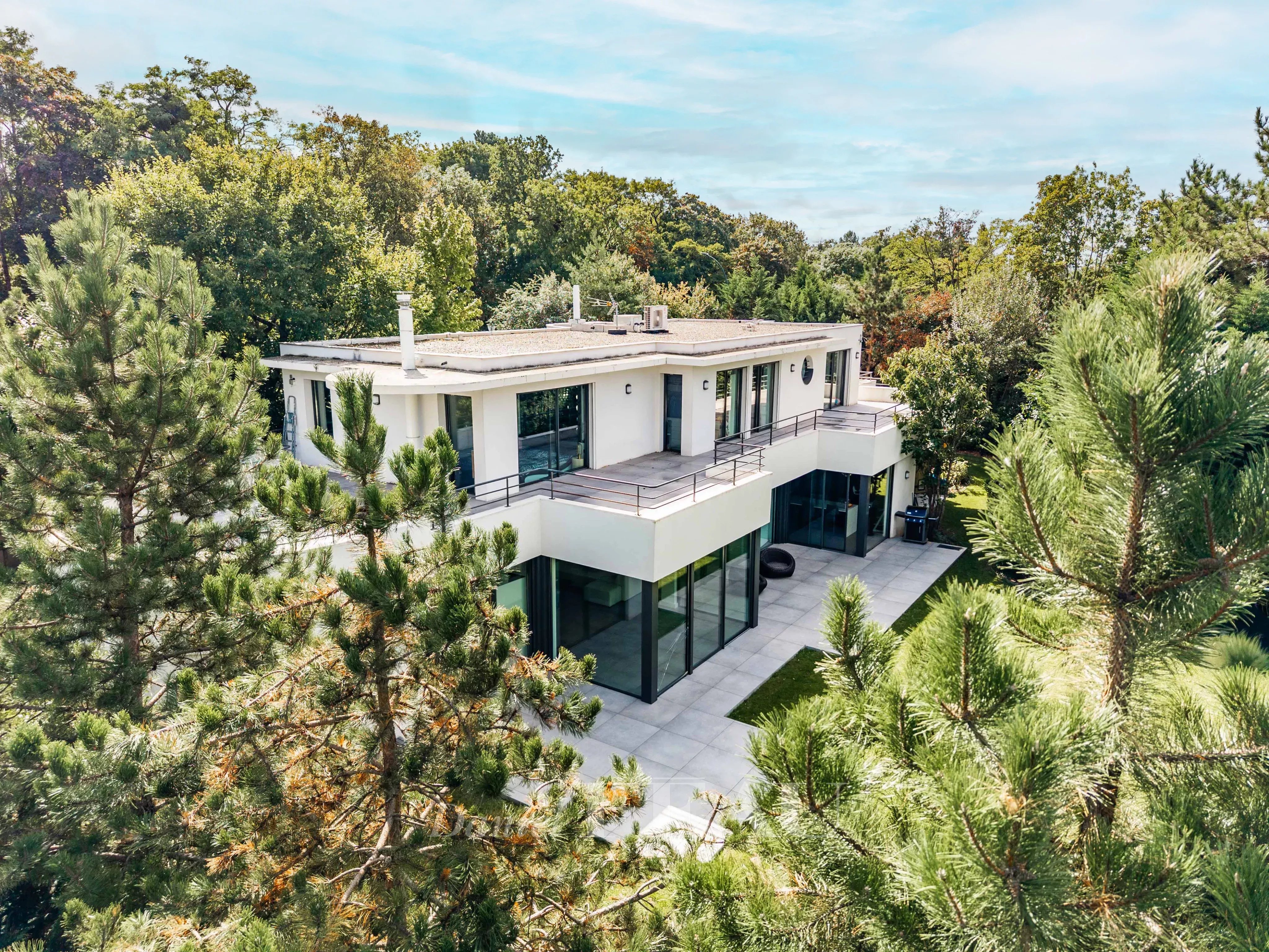 EXCLUSIVITÉ- La Celle-Saint-Cloud – Élégante maison contemporaine avec piscine intérieure