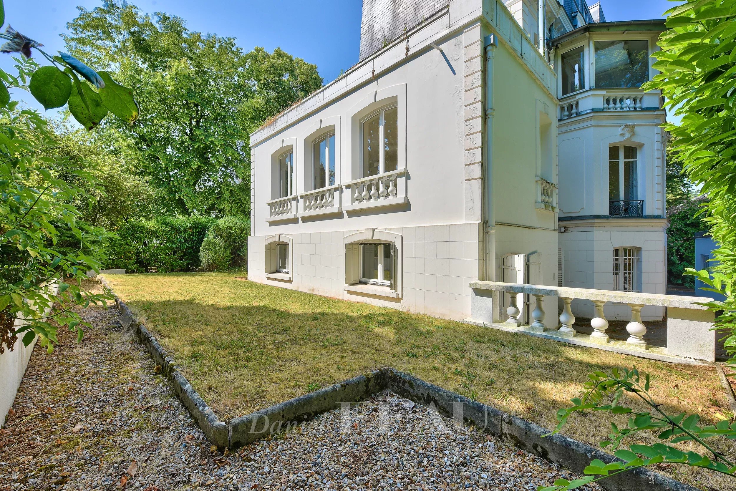 Saint-Cloud  - A furnished apartment with a garden