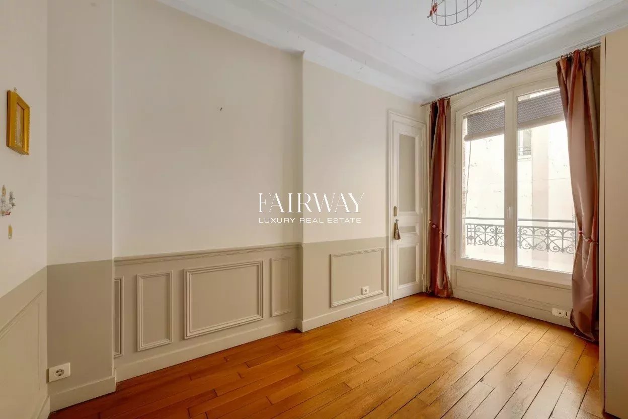 Appartement familial traversant de 114m² avec balcon et 3 chambres au cœur des Batignolles – Paris 17ᵉ