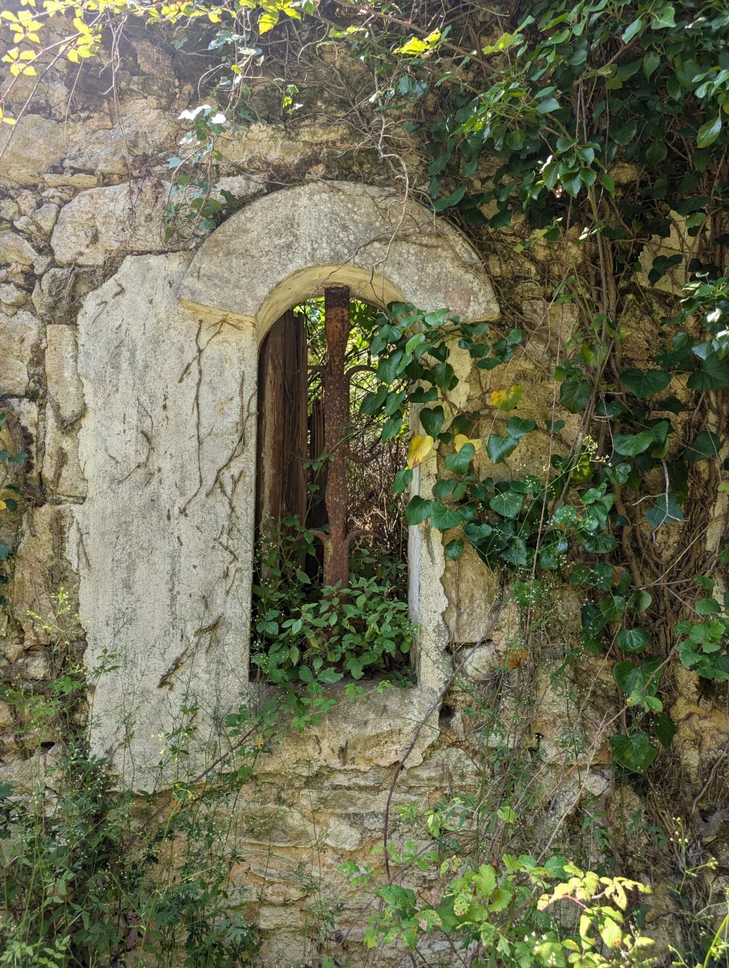 Terrain avec vue imprenable et ruine en pierre à restaurer