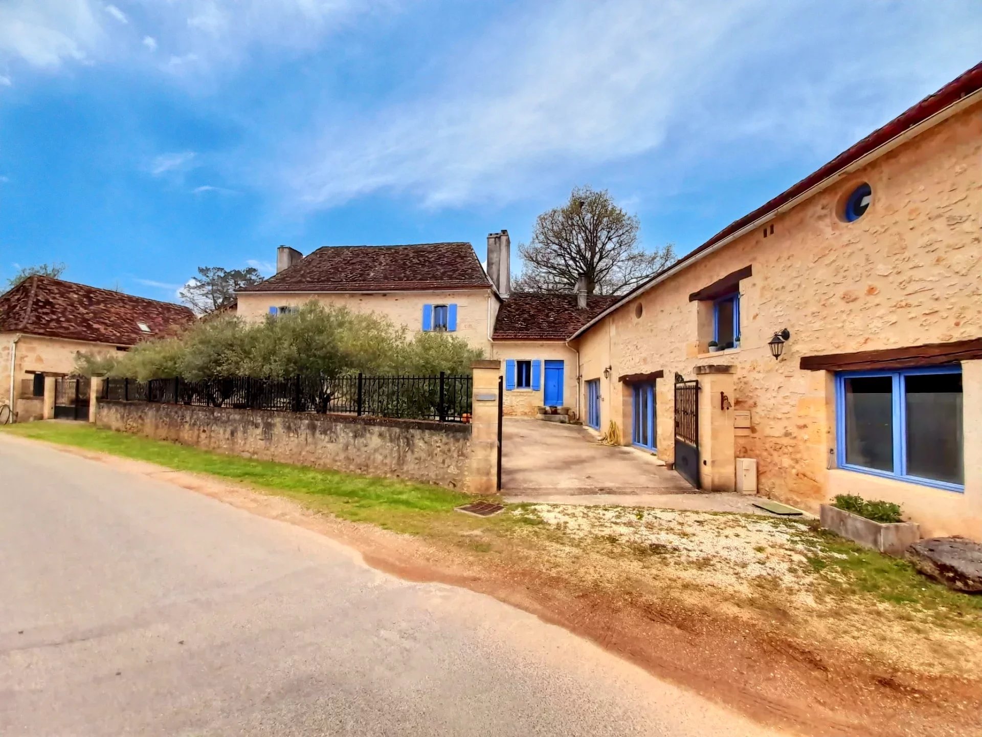 Ensemble de ferme en pierre rénové dans un endroit paisible