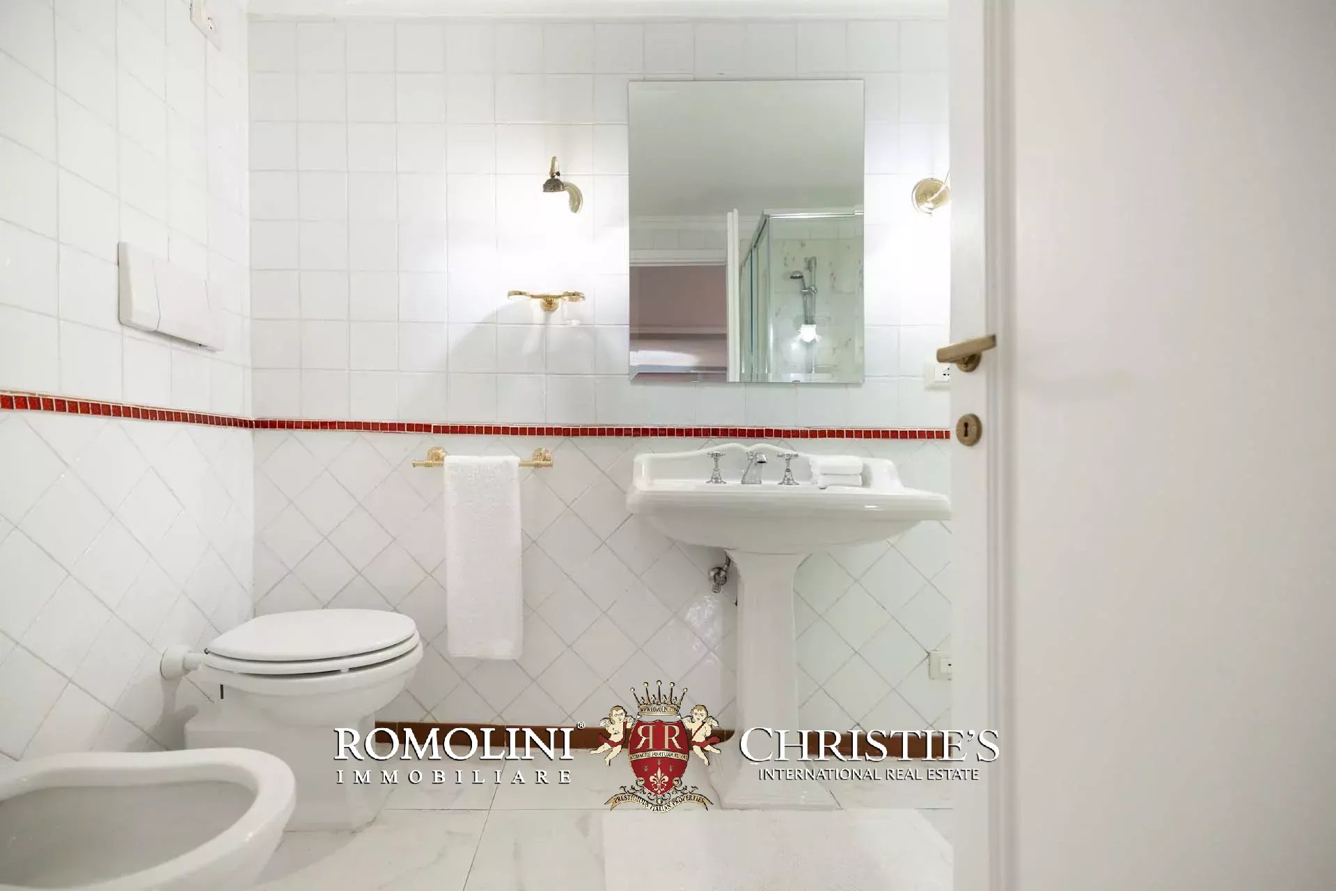 PRACHTVOLLER RESTAURIERTER PALAZZO MIT BLICK AUF DAS HISTORISCHE ZENTRUM VON FLORENZ ZU VERKAUFEN