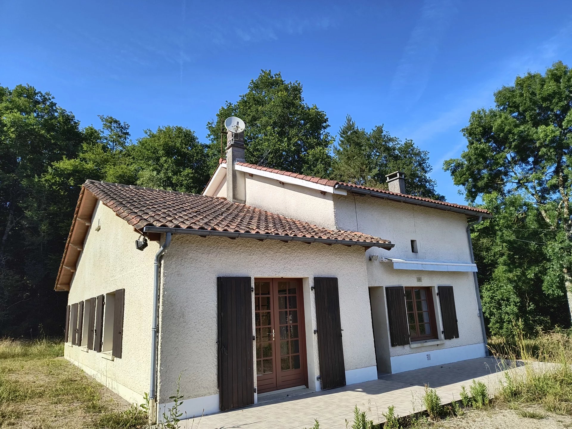 Maison familiale de plain-pied avec bois attenant