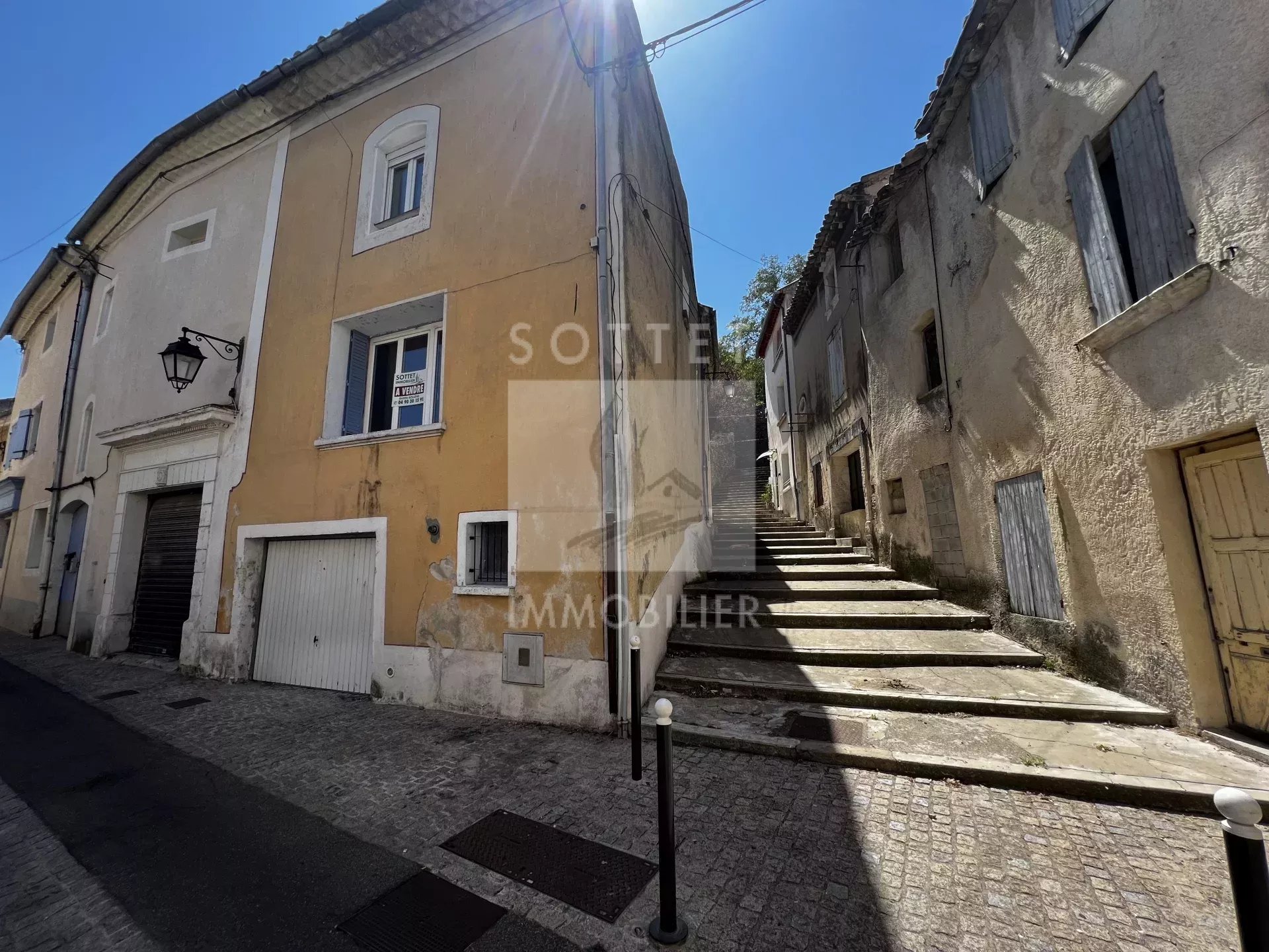 MAISON DE VILLE AVEC GARAGE /BALCON & COURETTE