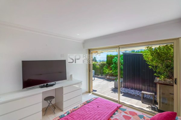 2-Bedroom Apartment in Cannes — photo 6