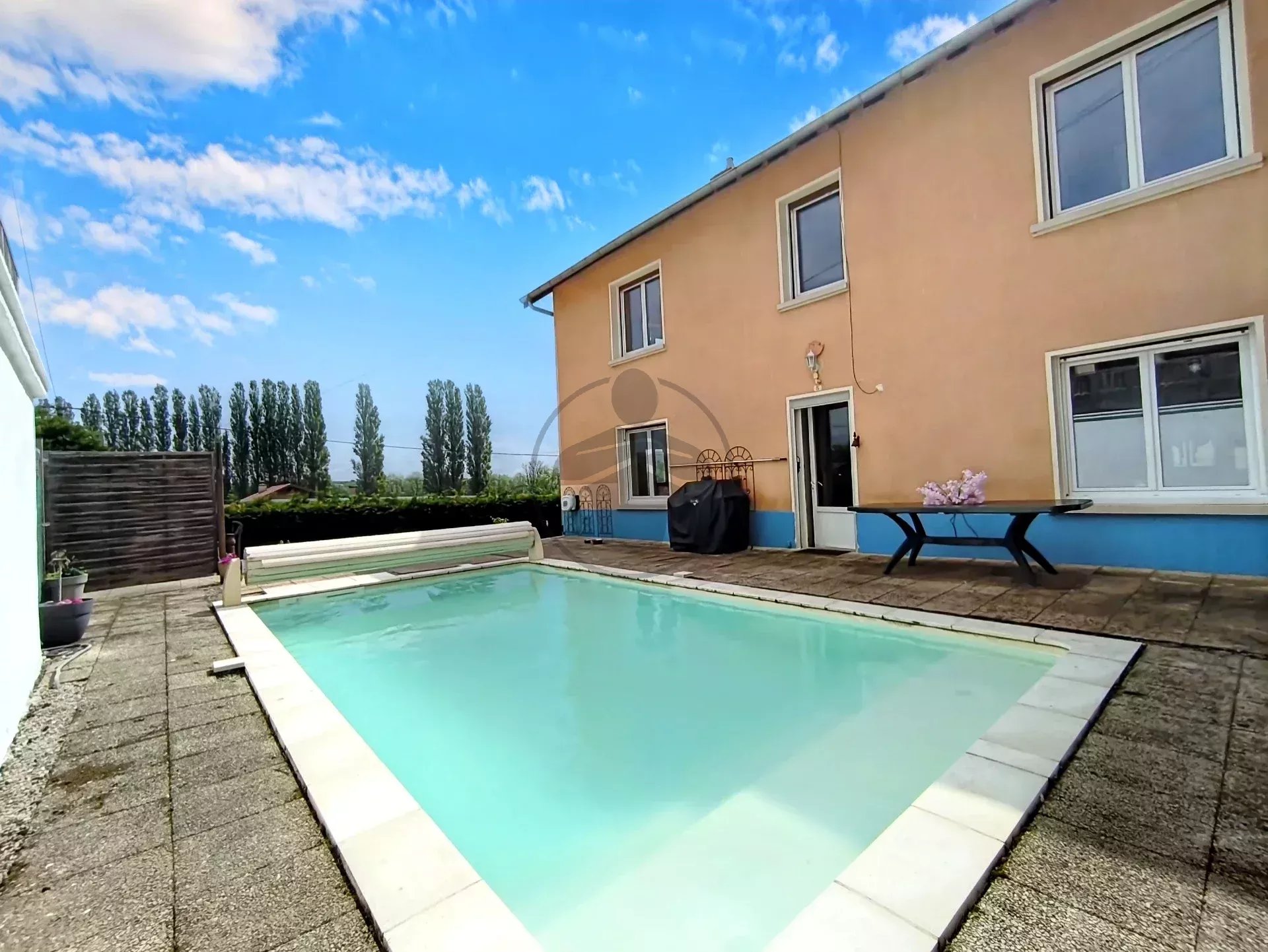 Maison spacieuse avec grande dépendance