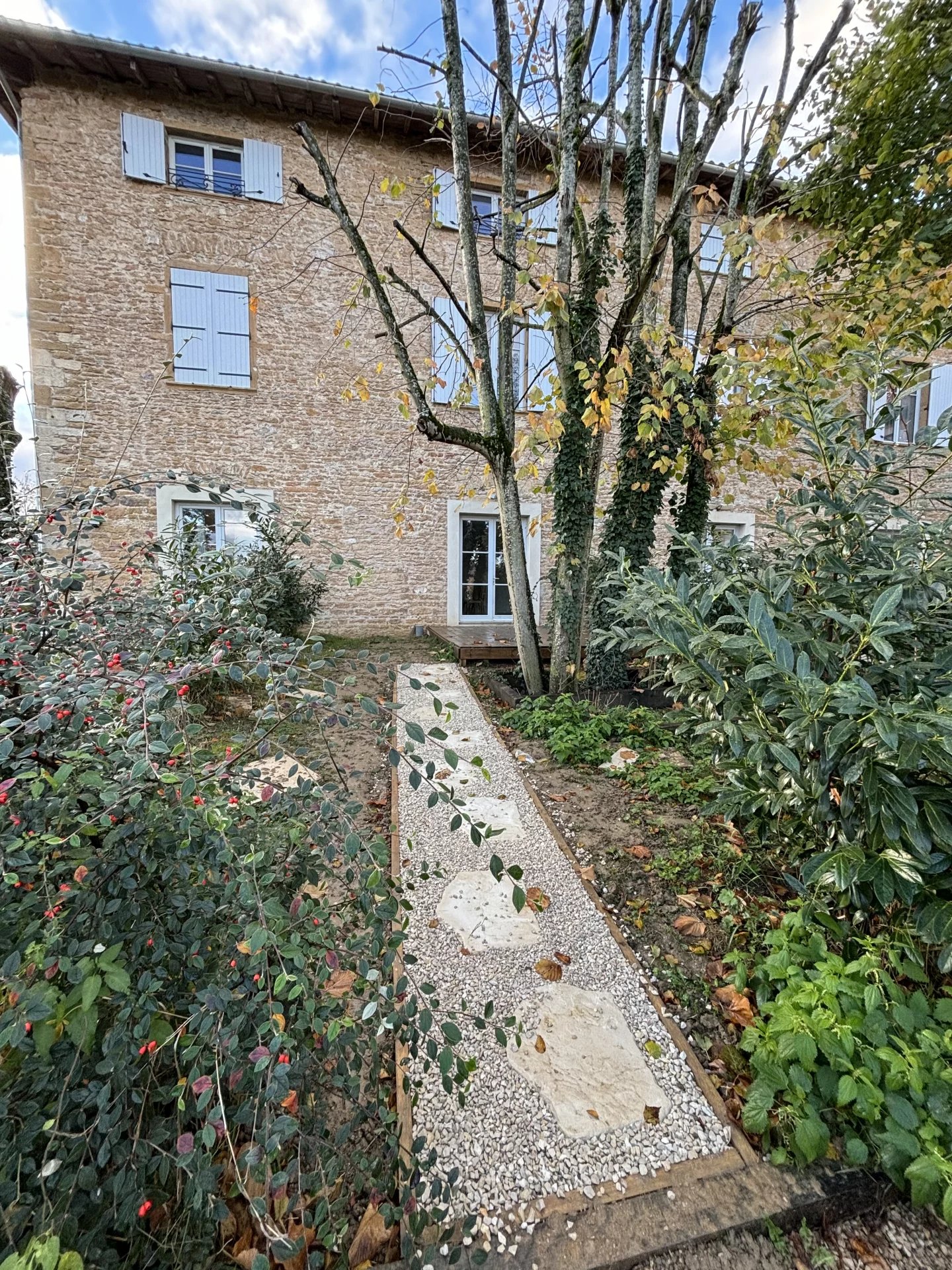 T3 meublé avec jardin dans une bâtisse en pierres dorées