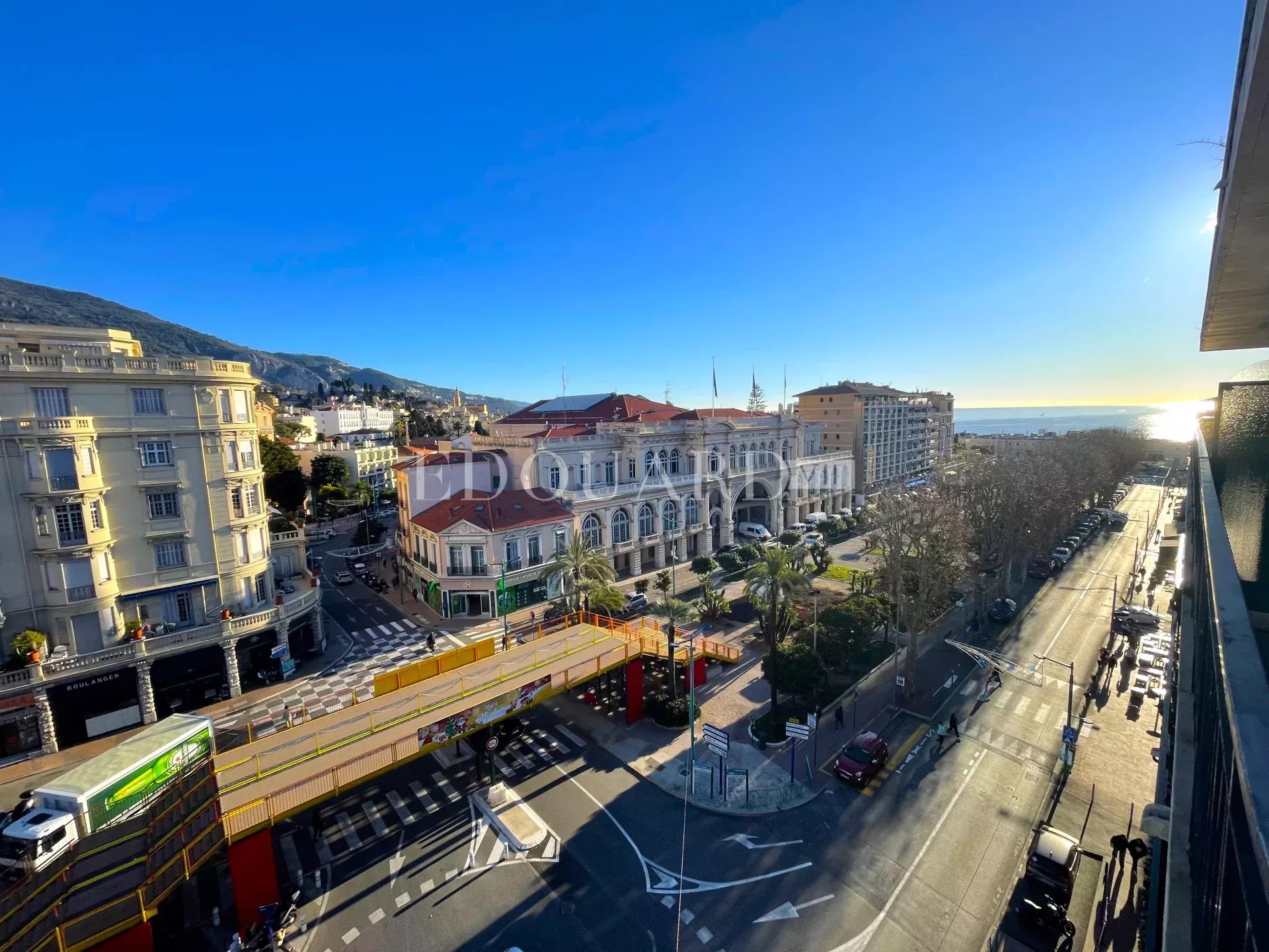 Grand trois pièces à rénover en plein centre de Menton, avec belle vue dégagée et aperçu mer