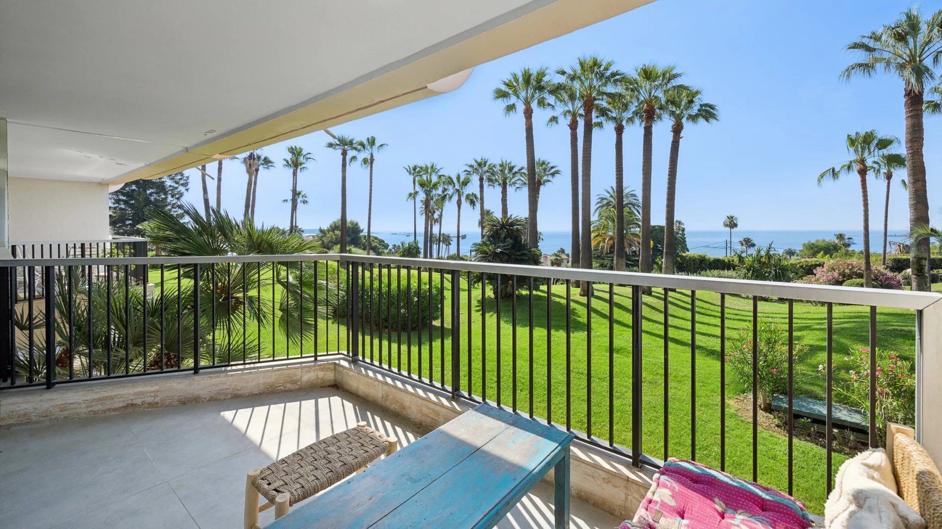 SOLE AGENT : Superb 4-room apartment with panoramic sea view