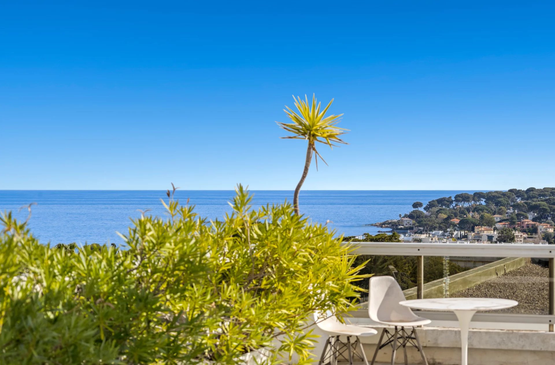 JUAN-LES-PINS – Rostagne: Penthouse Villa with Panoramic Sea View