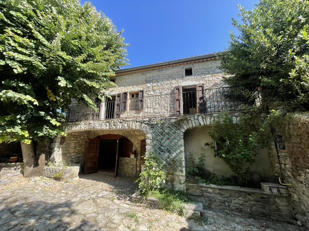 Maison de hameau en pierres avec terrain attenant