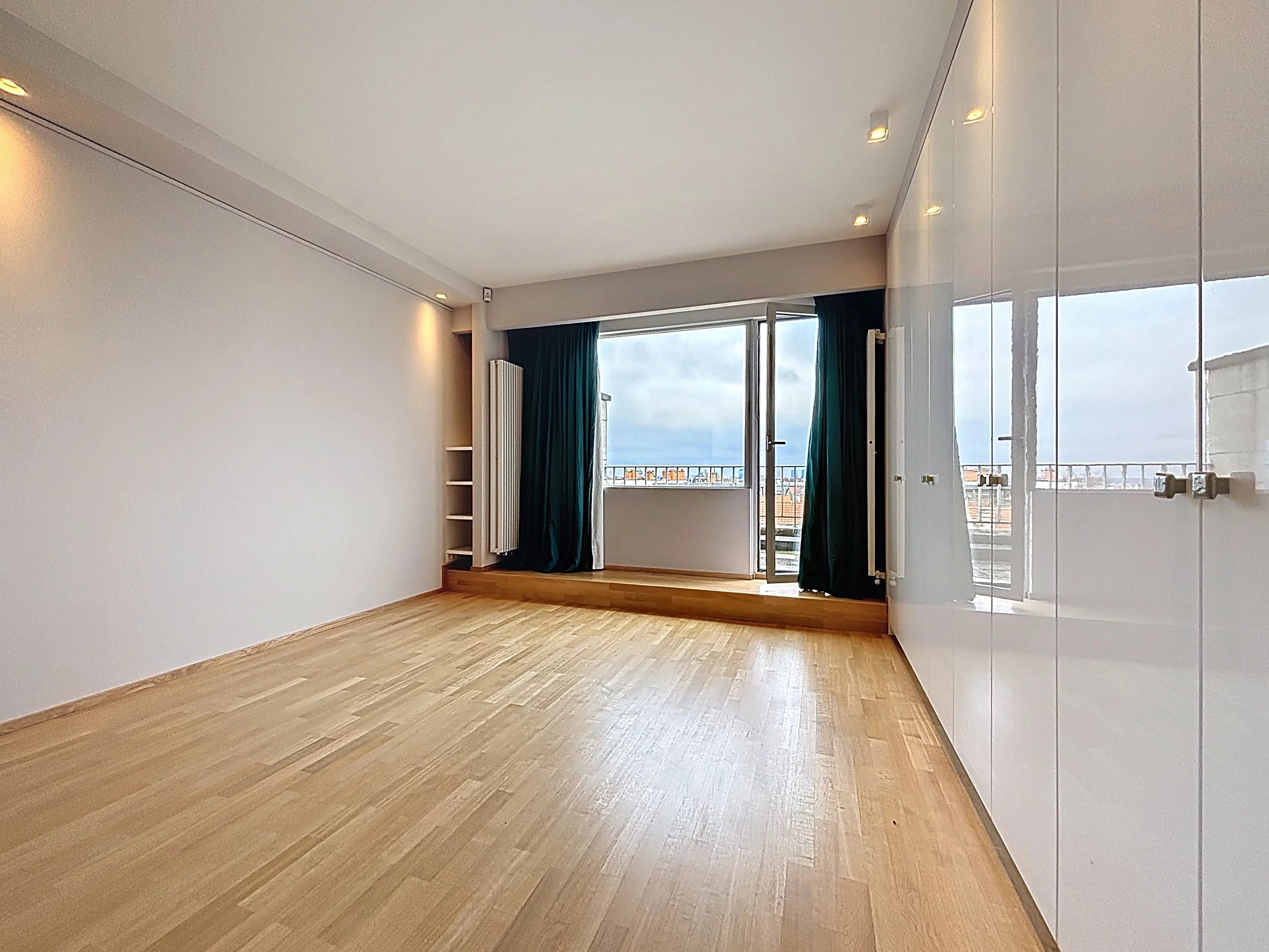 Renovated 4-bedroom penthouse 235 m2 + garage