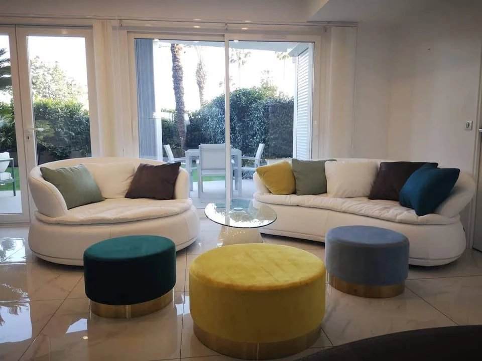 Golfe-Juan – Élégant appartement avec jardin, vaste terrasse et vue mer au sein d’une résidence de prestige