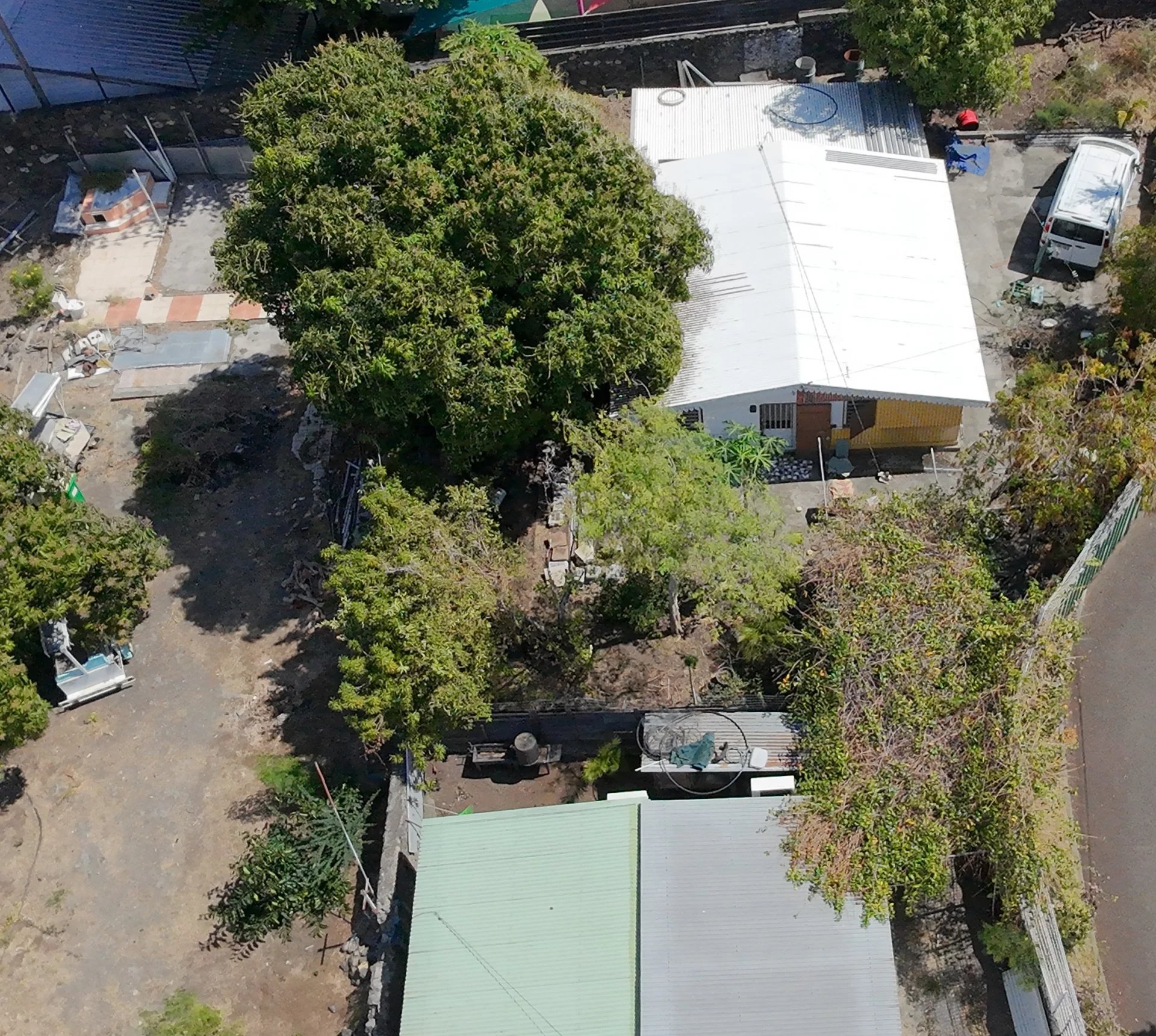 RARE à la vente – Terrain 587 m2 avec 2 maison existante en plein centre-ville de Saint-Paul – Idéal immeuble locatif