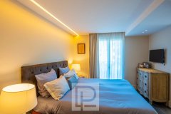Fully renovated luxury top floor apartment with huge furnished terrace — photo 5 of 6