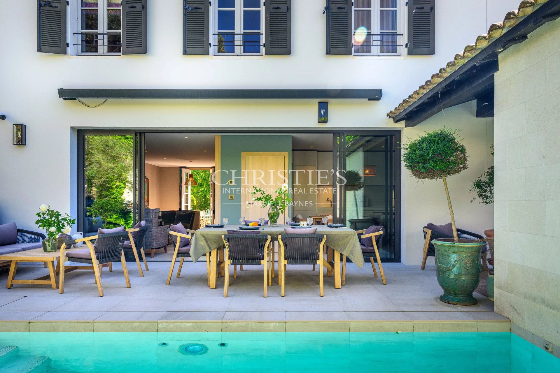 7 Bedroom Villa/Townhouse's Image 3