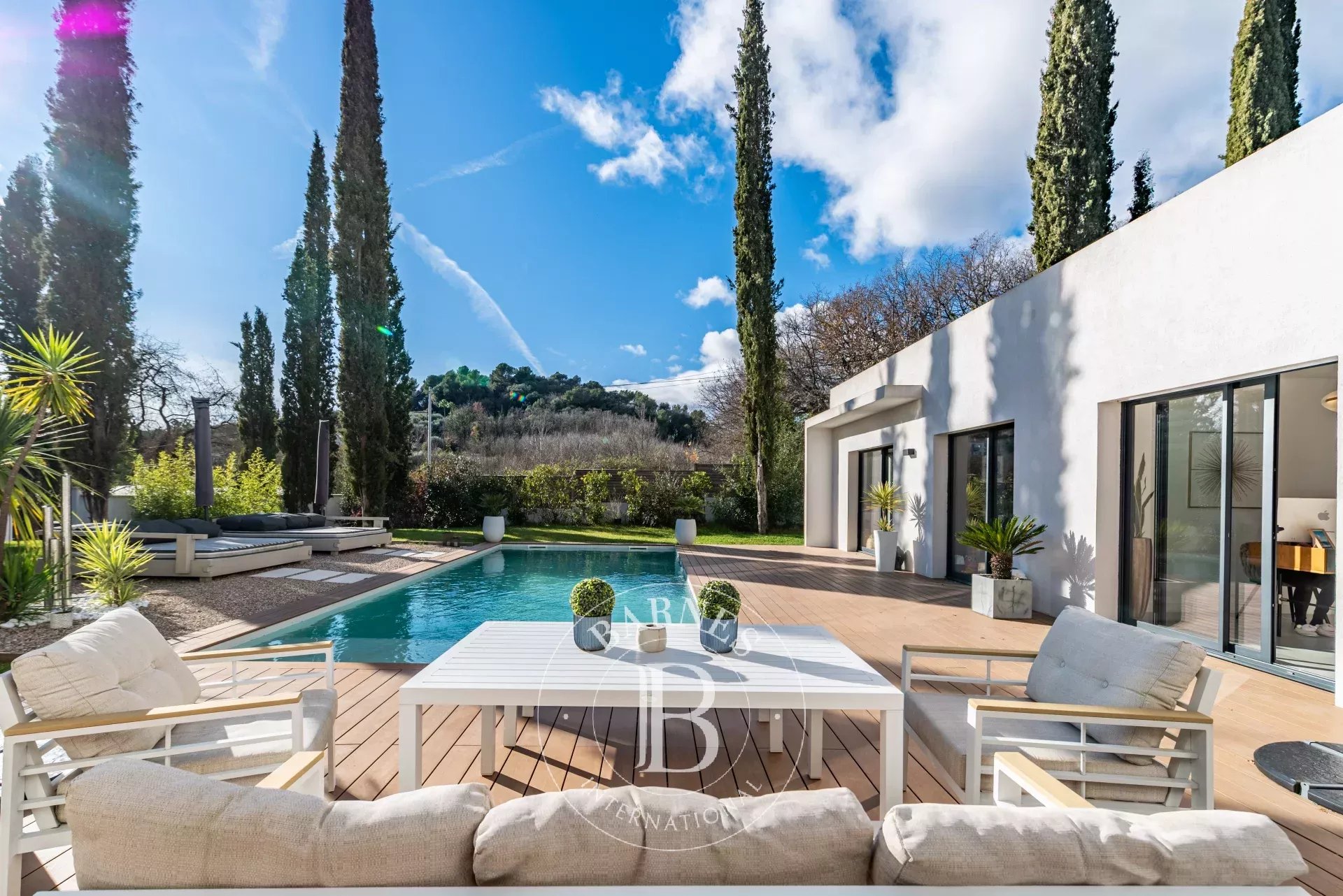 5 min from Valbonne - Contemporary villa in a peaceful environment