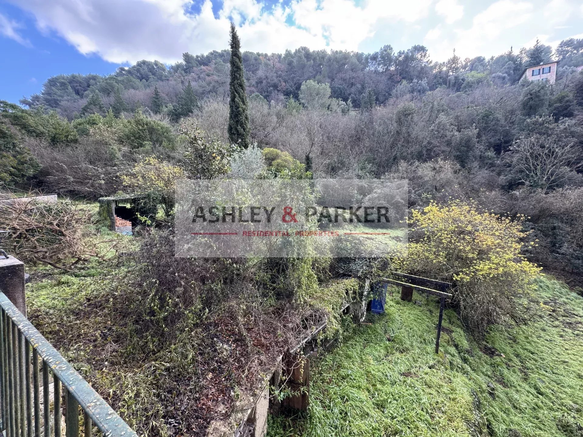 Proprietà con 8661m2 di terreno edificabile