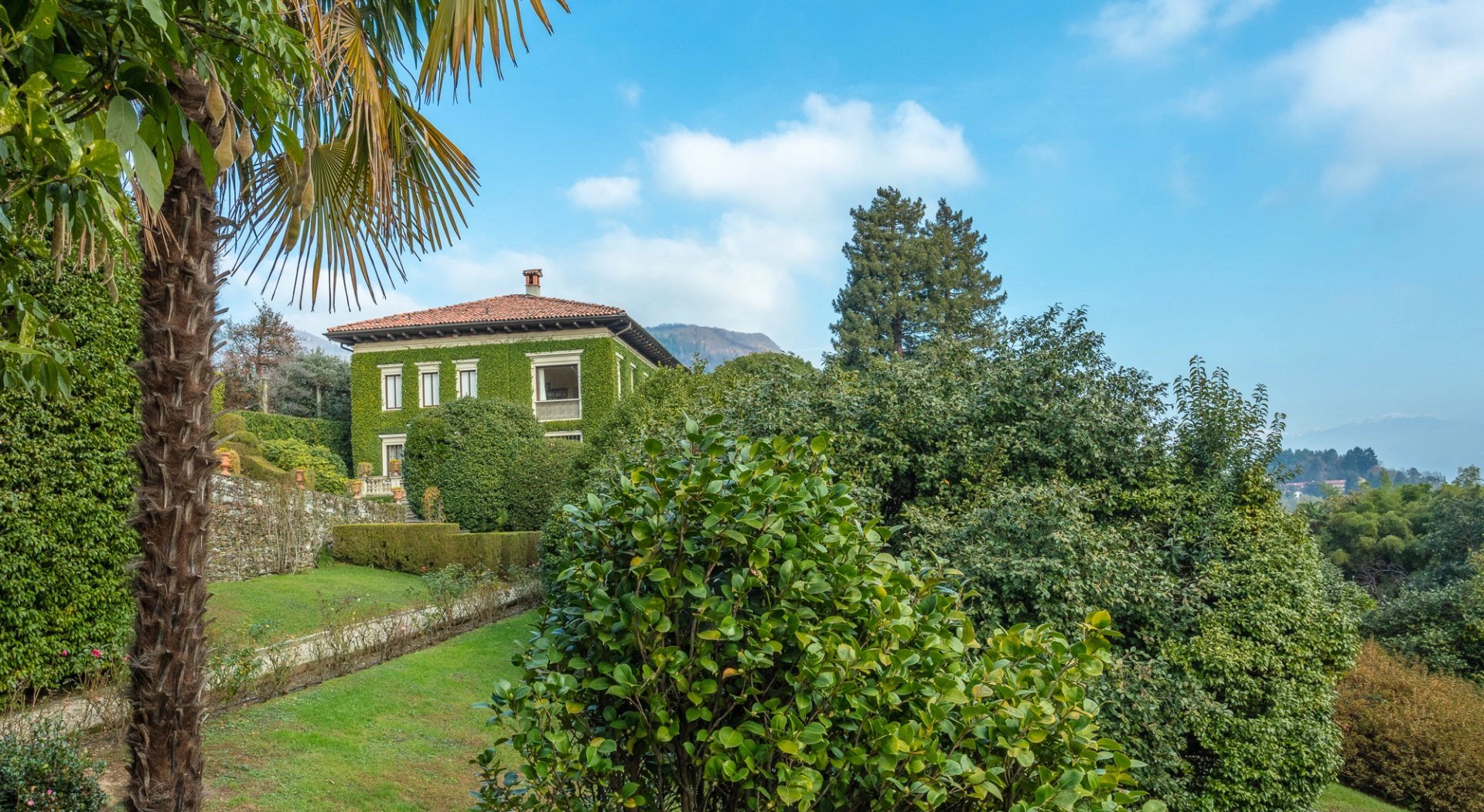 A Verbania Lac Majeur Prestigieuse villa d'époque avec parc séculaire et piscine