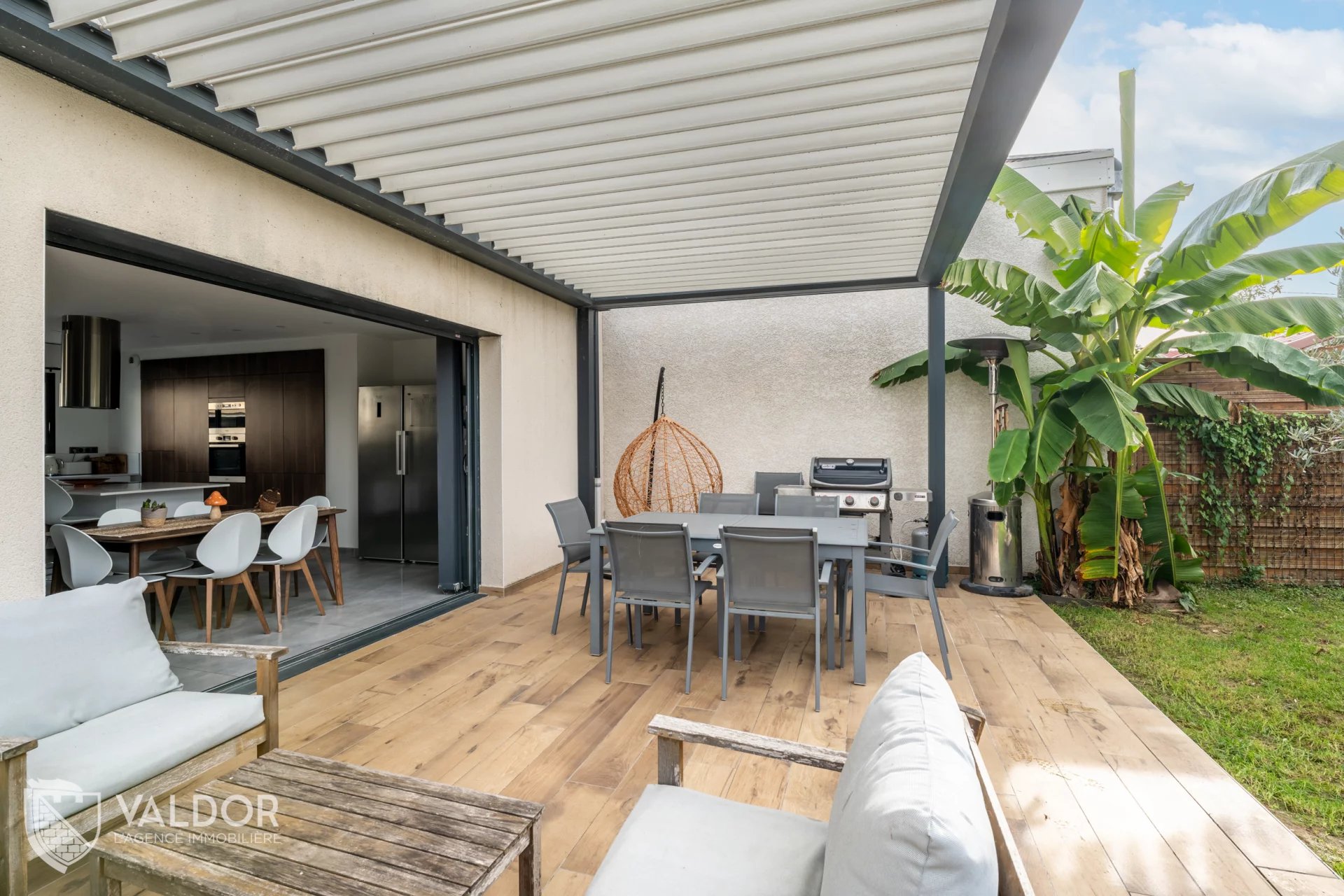 Maison contemporaine de 2018 aux prestations haut de gamme.
