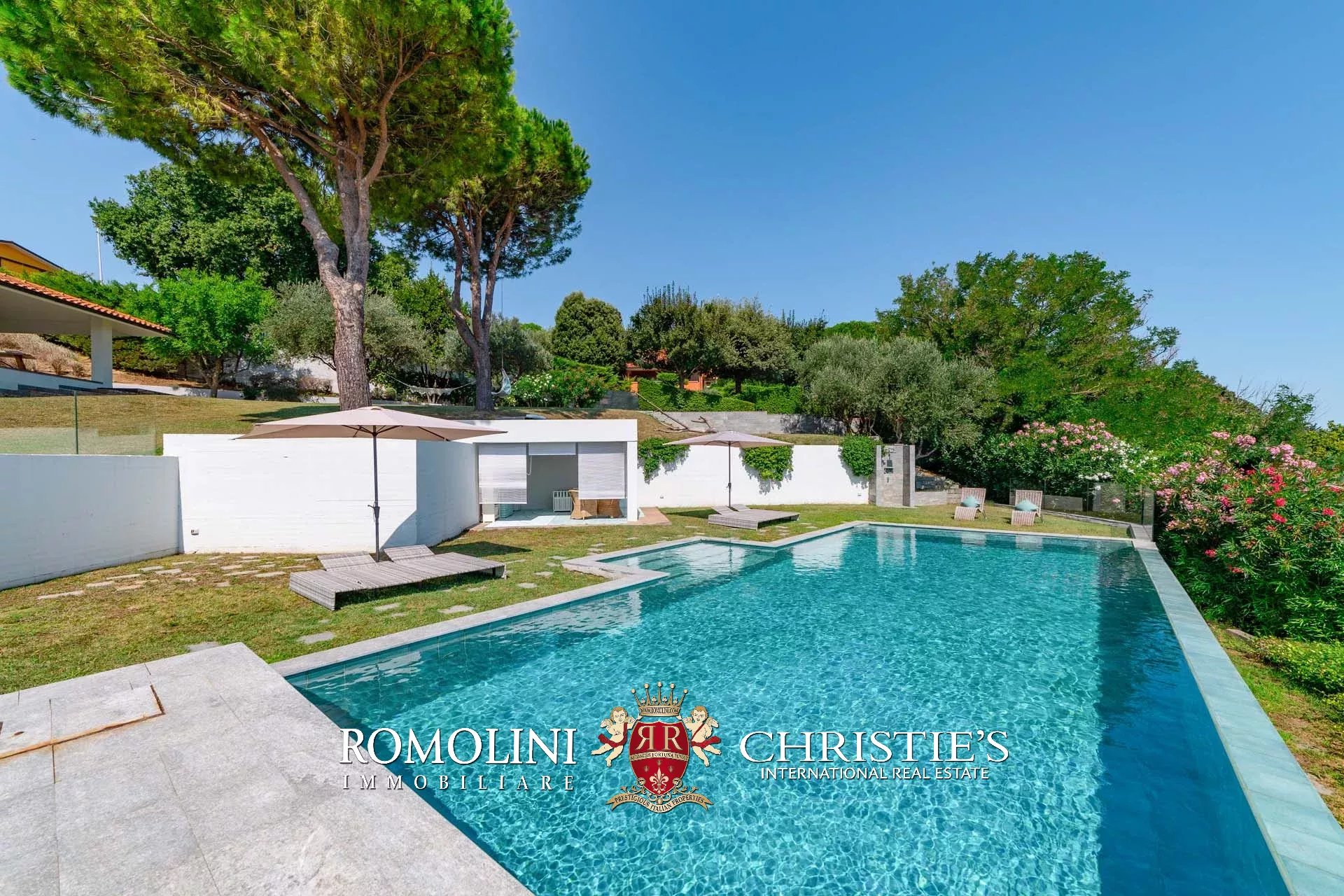 6 Bedroom Villa/Townhouse's Image 22
