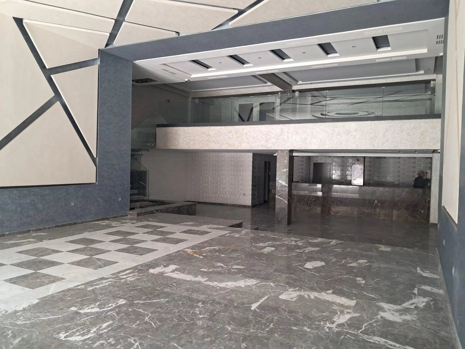 COMMERCIAL SPACE OF 260 SQ M WITH MEZZANINE ON A PASSING AXIS - MAJORELLE MARRAKECH