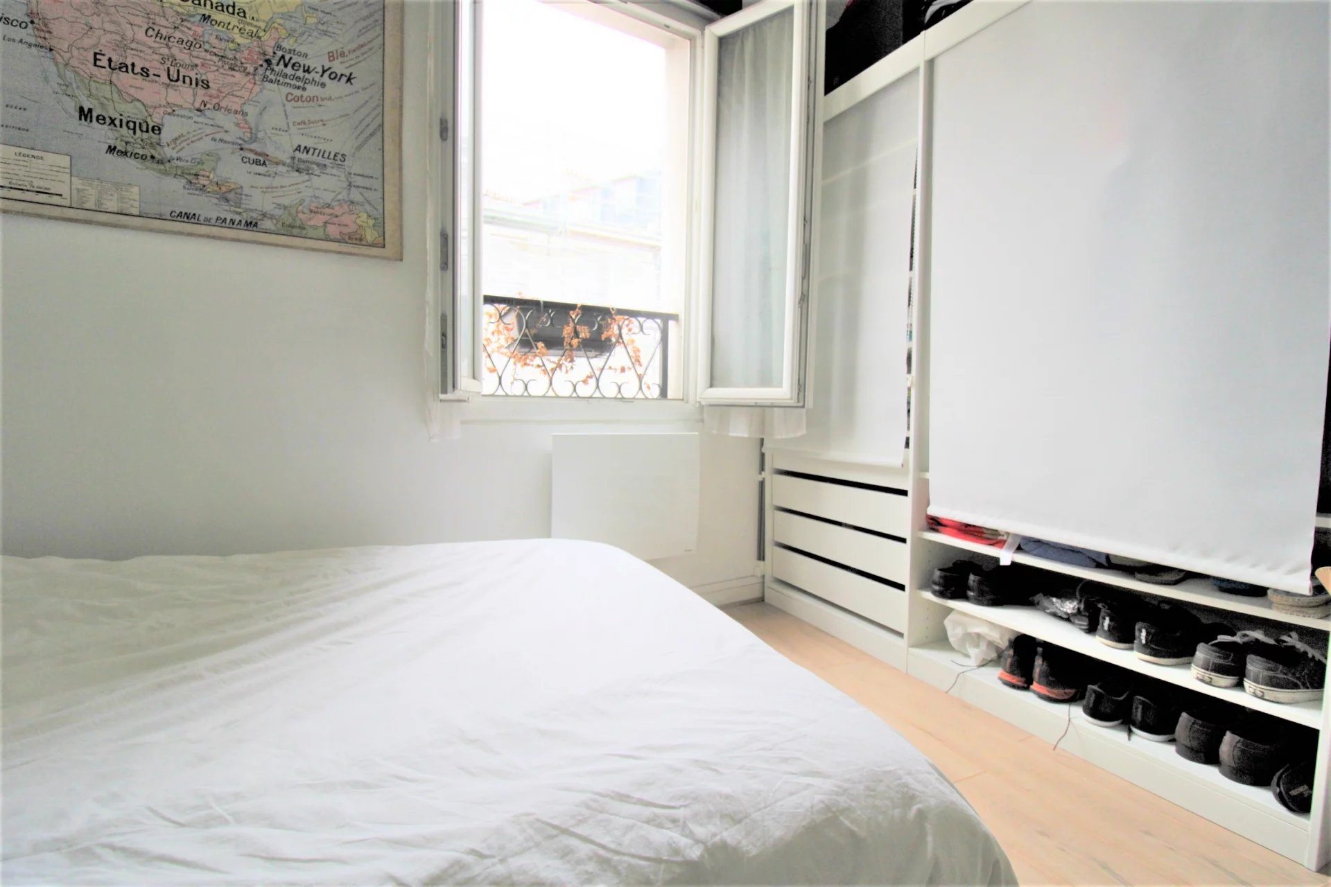 Porte de Clichy  (ligne 13 et 14, rer C) à seulement 3 minutes !