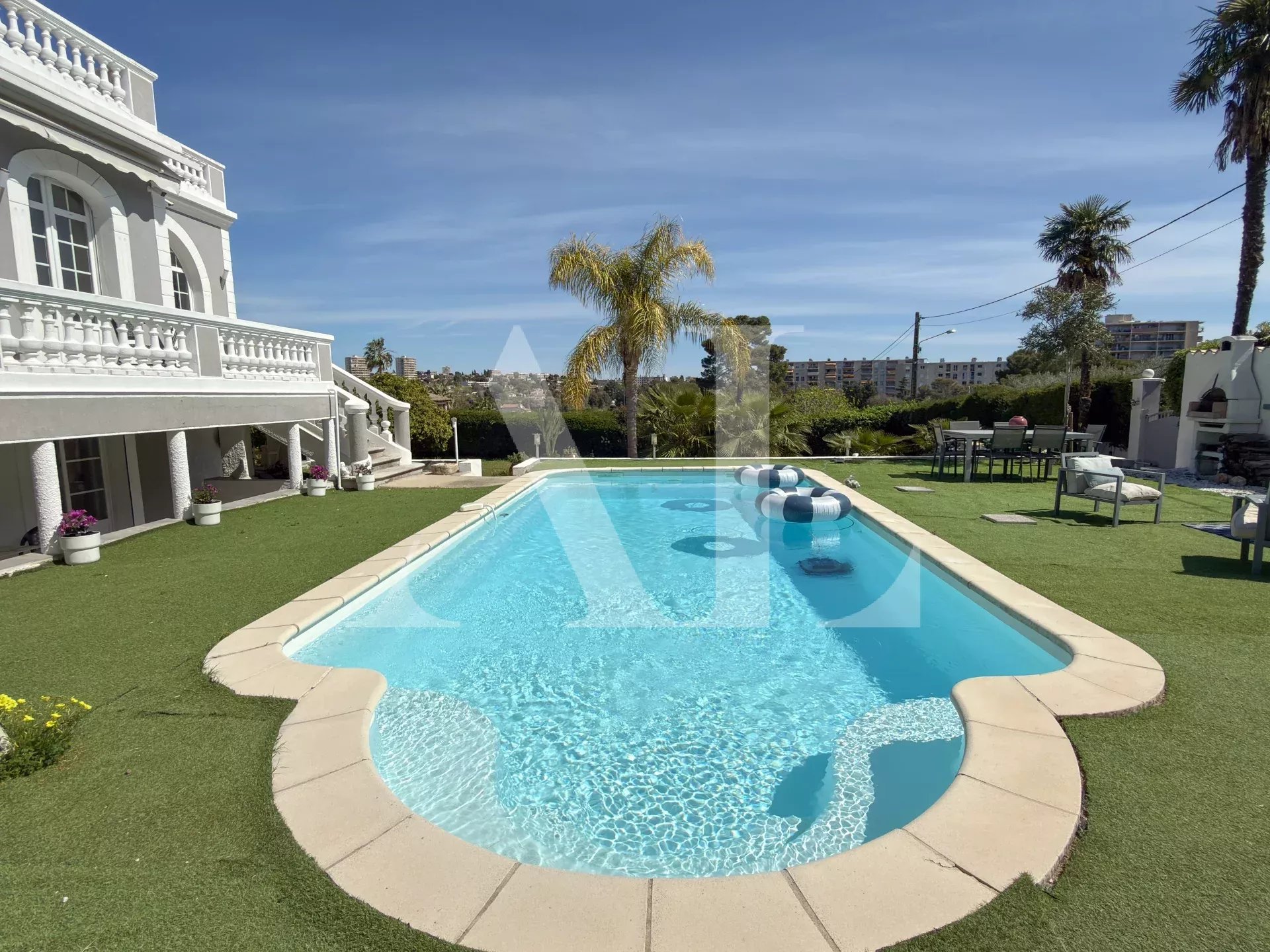 ANTIBES OUEST - VILLA AVEC PISCINE PROCHE MER À PIED