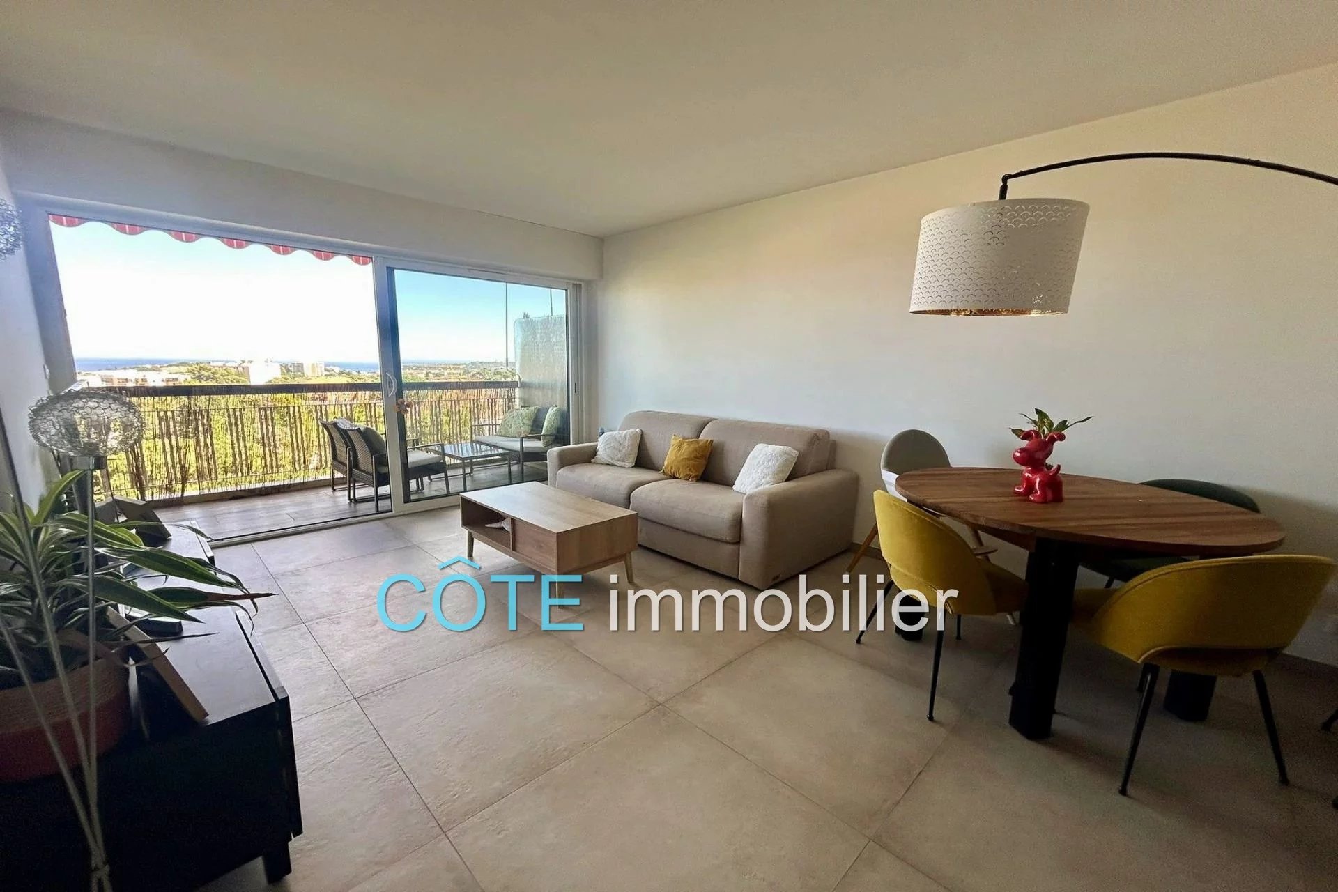 ANTIBES DERNIER ETAGE 3 PIECES TERRASSE PARKING CALME VUE DEGA