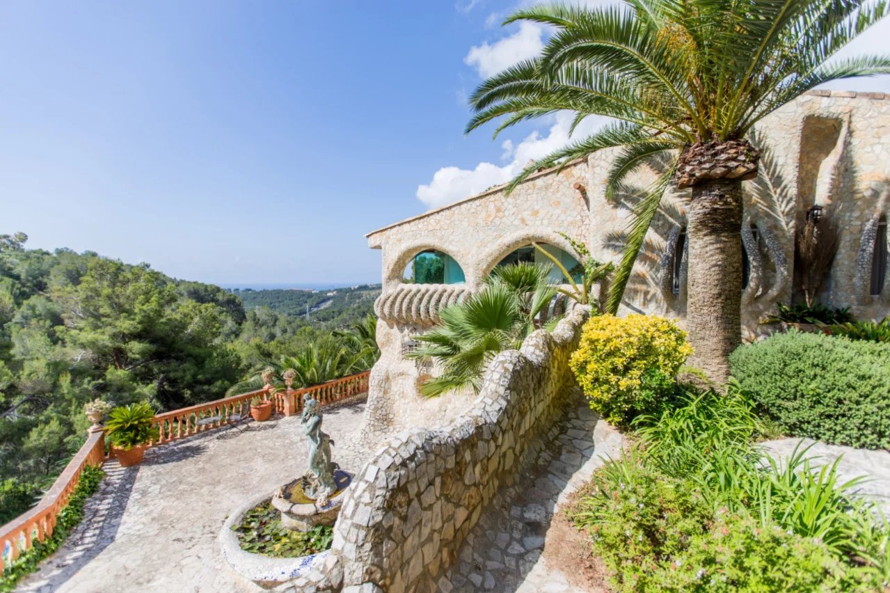 Villa spectaculaire de style Gaudi à Gênes avec vue sur la mer