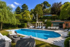 Unique Opportunity: Private Estate Featuring 2 Independent Villas and a Swimming Pool. — photo 2 of 7