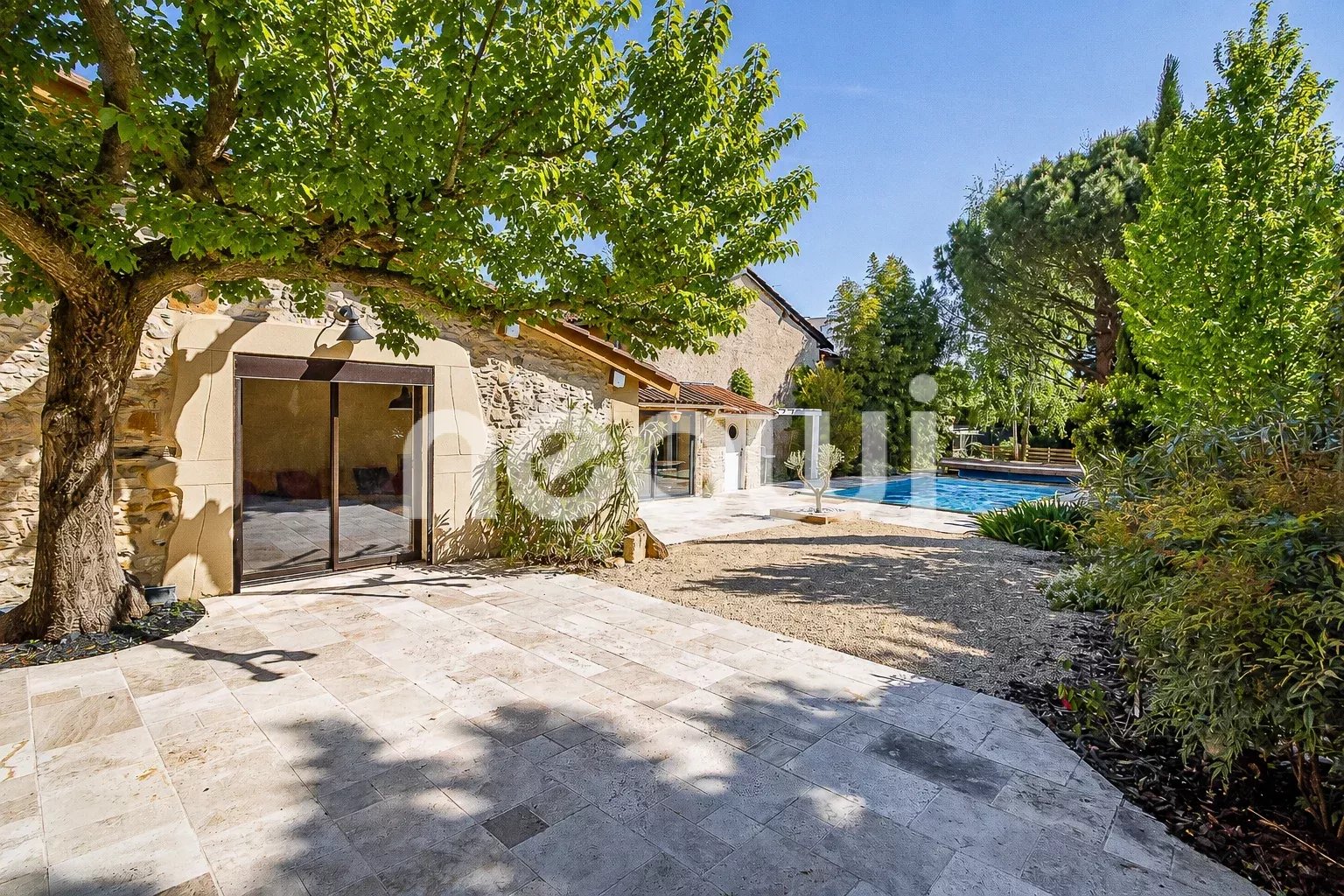 Maison de caractère rénovée avec jardin, piscine et garage