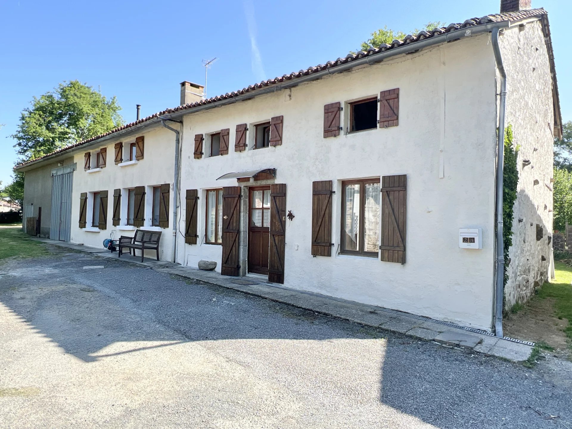 Grande maison de 4 chambres avec 3 salles de bains et 4 pièces de réception