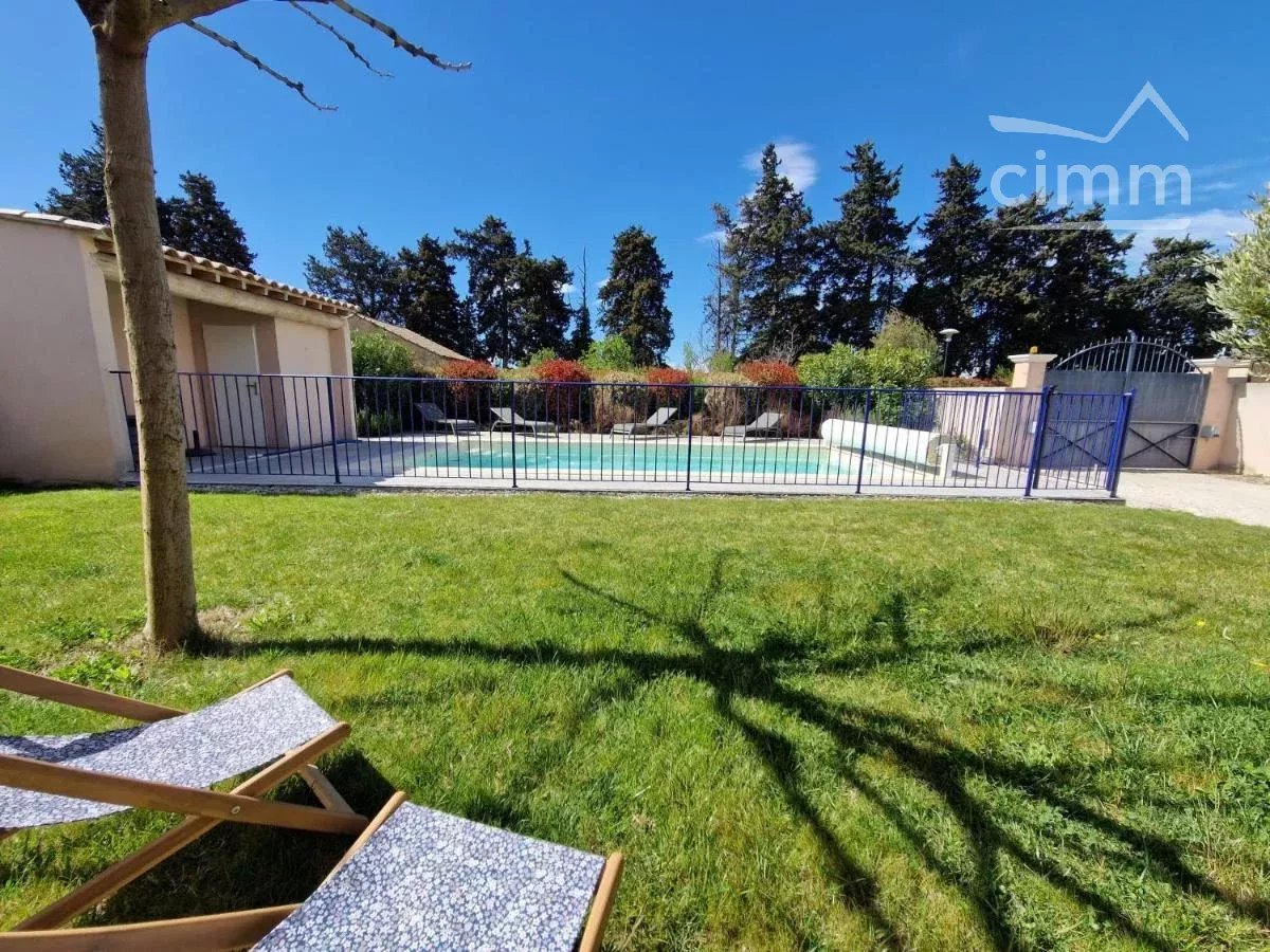 Villa récente de plain pied avec piscine et garage