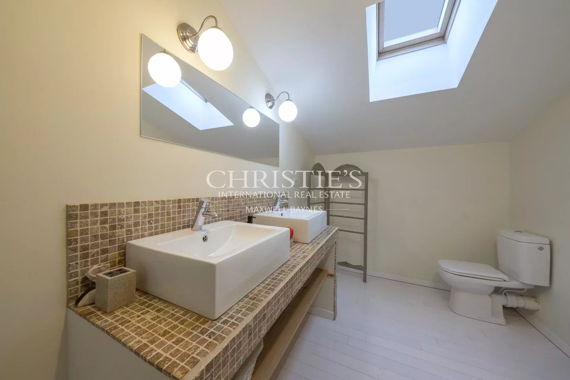 6 Bedroom Villa/Townhouse's Image 20