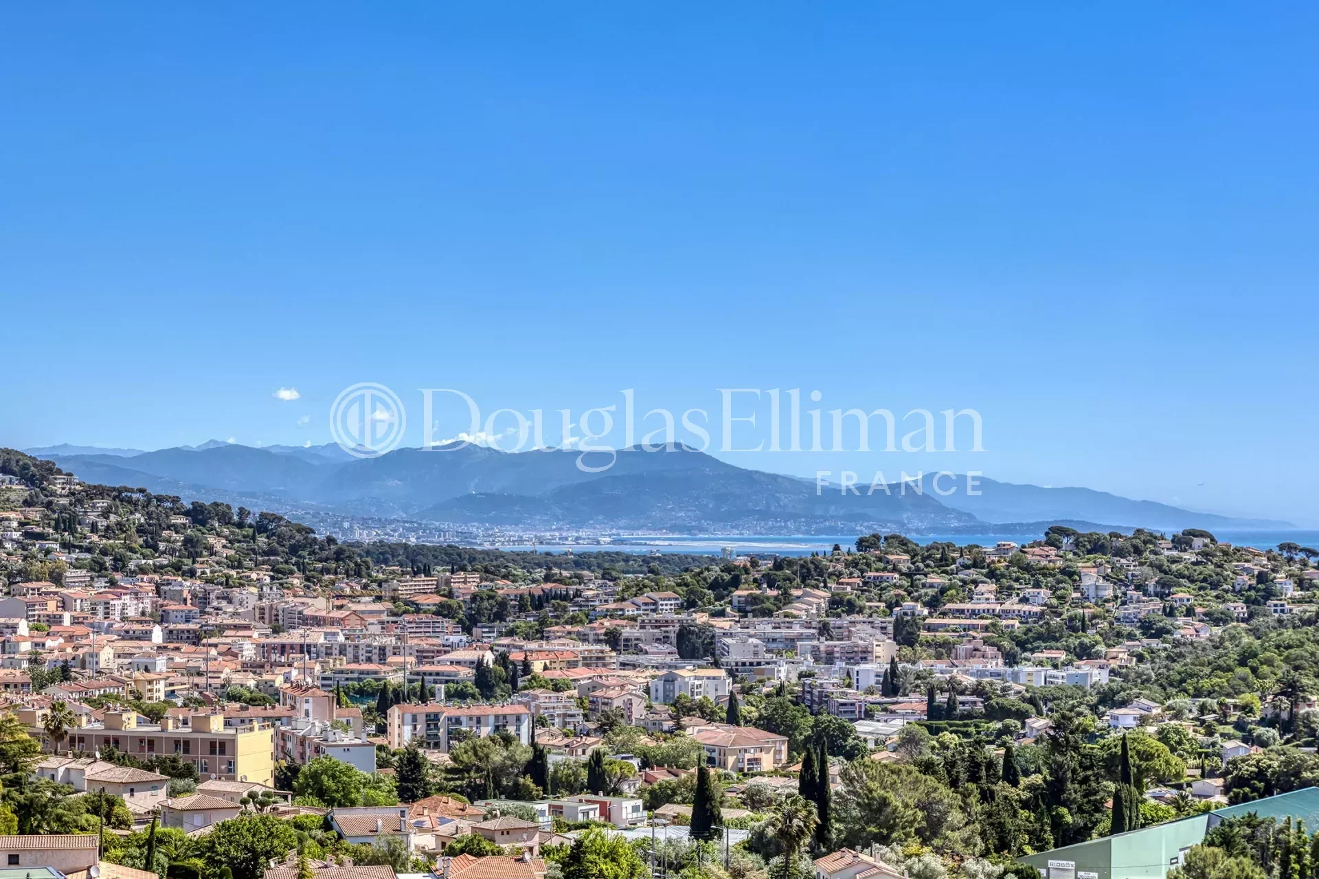 VALLAURIS / SUPER CANNES – Superbe villa de style méditerranéenne - Image nᵒ3