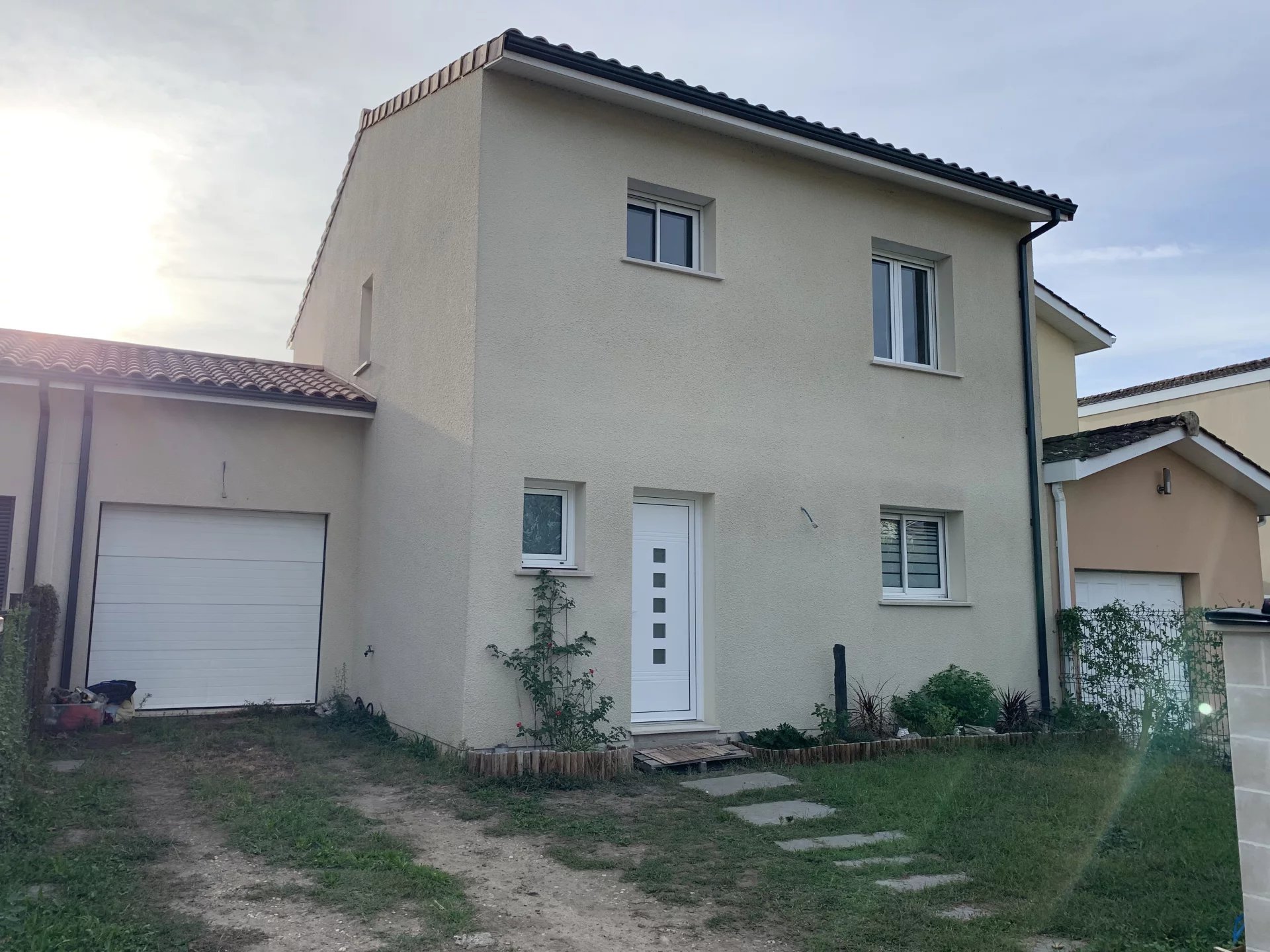 Maison Récente Mitoyenne de type 4 de 108 m² env. sur 150 m² env. de jardin - BAIL 1 AN -