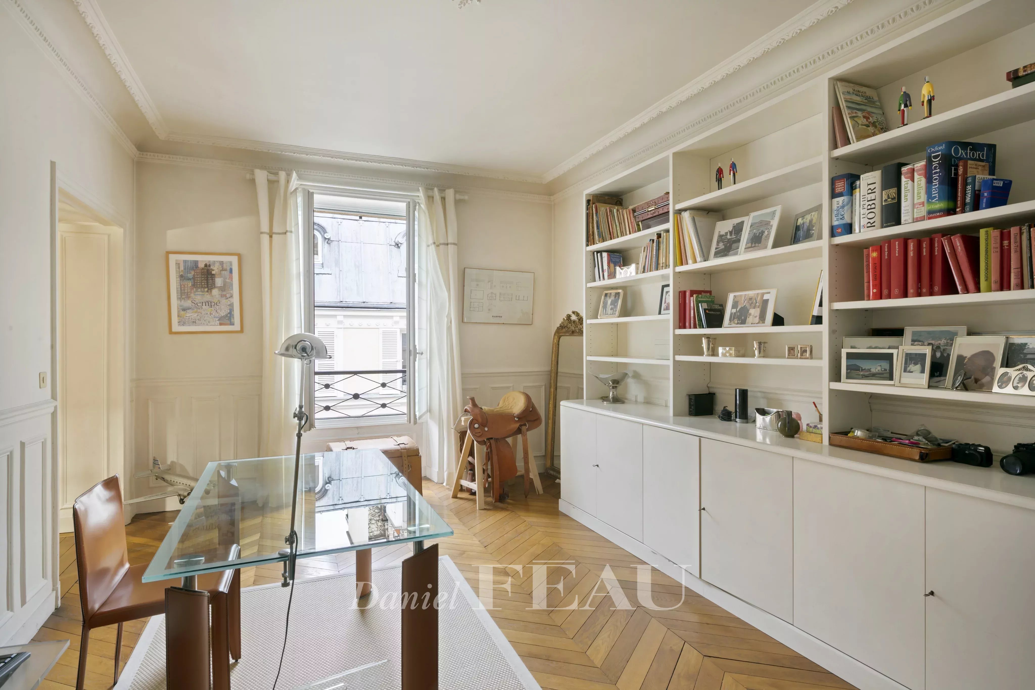 Salle à manger, bureau ou chambre. Exposé au sud.