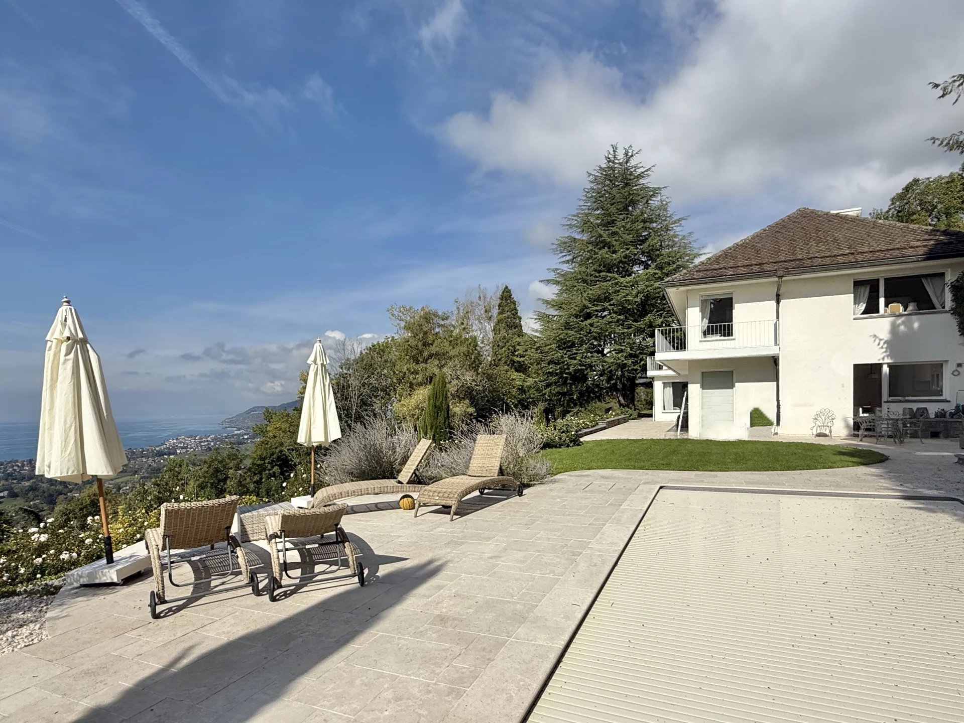 Villa panoramique avec piscine et pool house, grand terrain