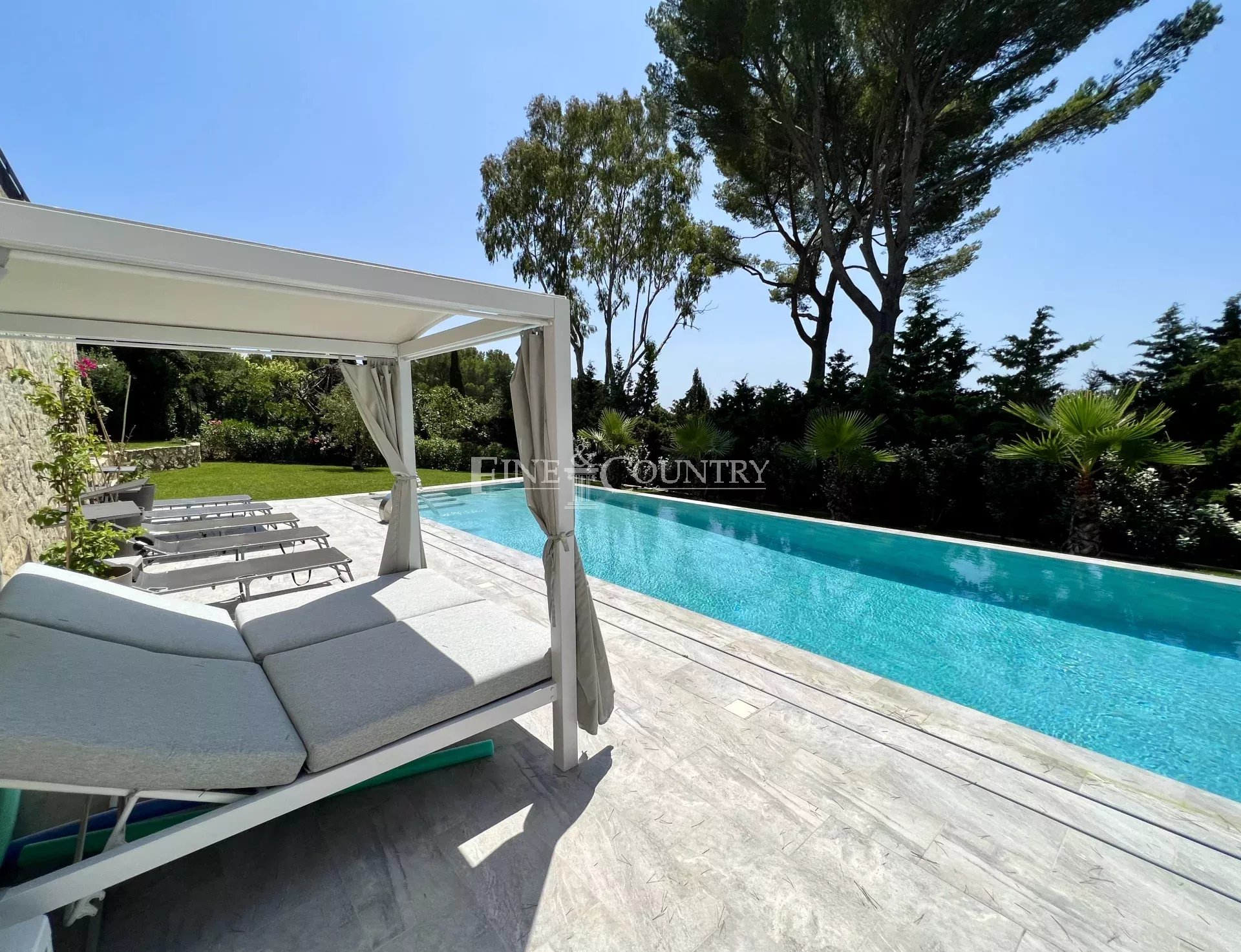 Photo of Villa for sale in Mougins with panoramic sea view