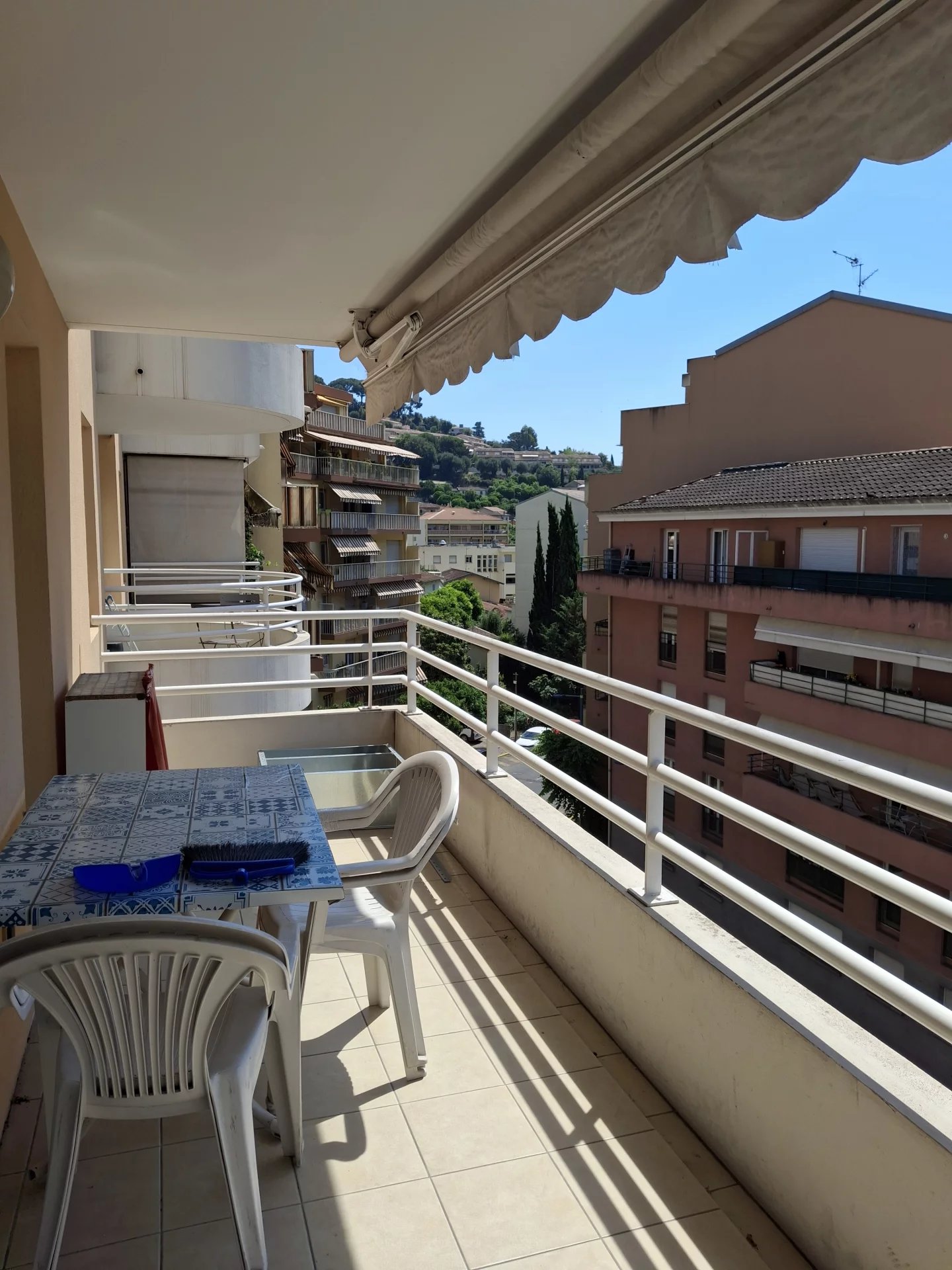 For sale 2 rooms recent building MENTON
