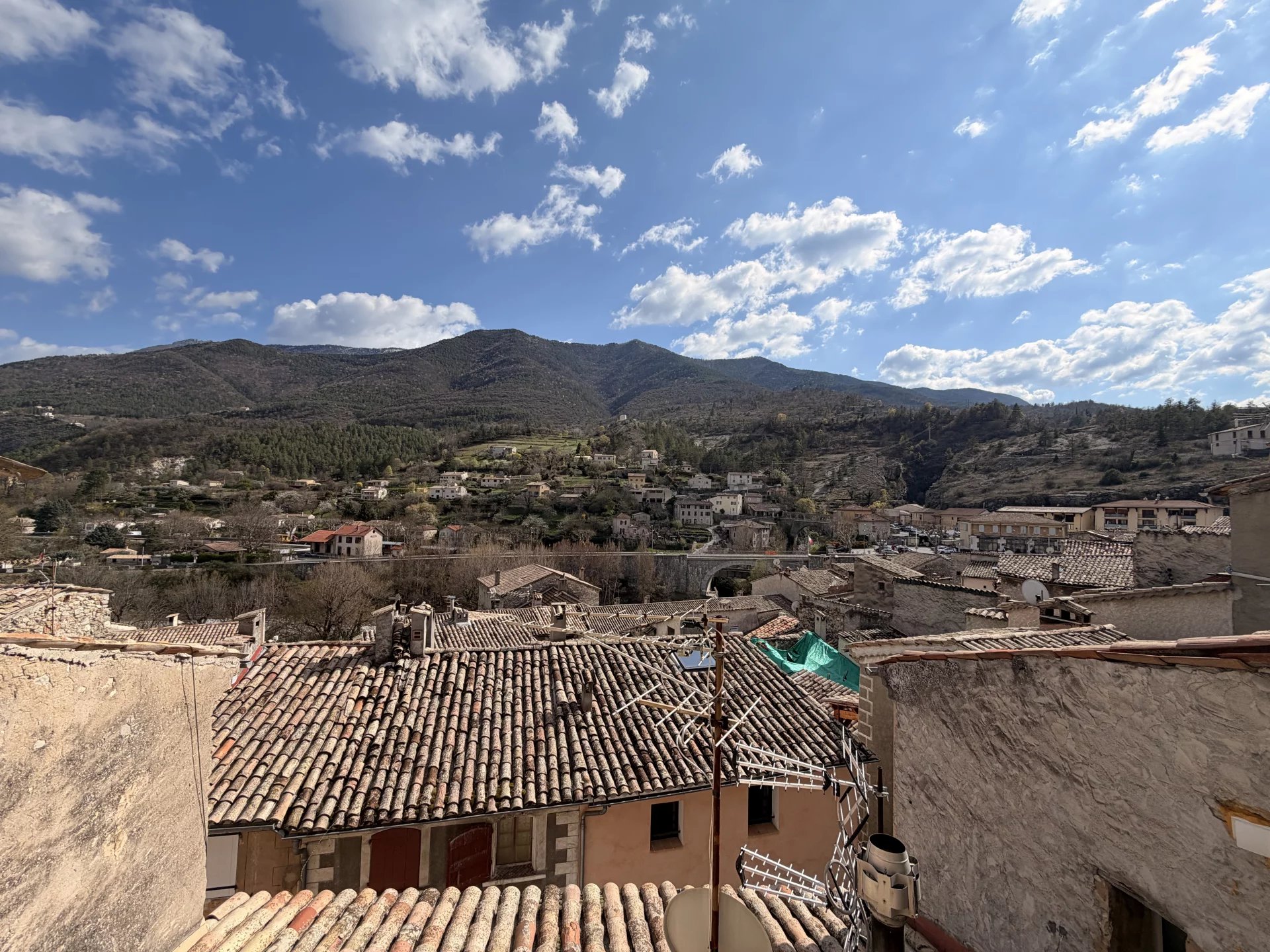 ENTREVAUX 4P MAISON DE VILLAGE PARFAIT ETAT