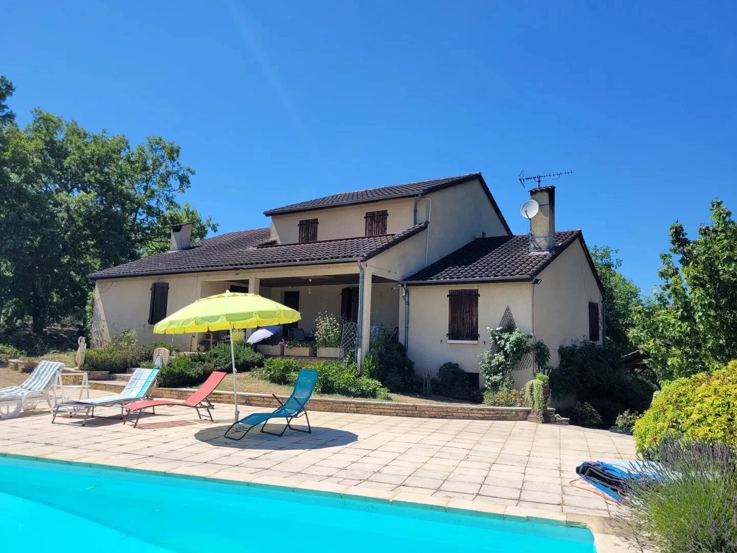 Belle maison familiale, avec piscine, dépendances et terrain de 1.7 ha
