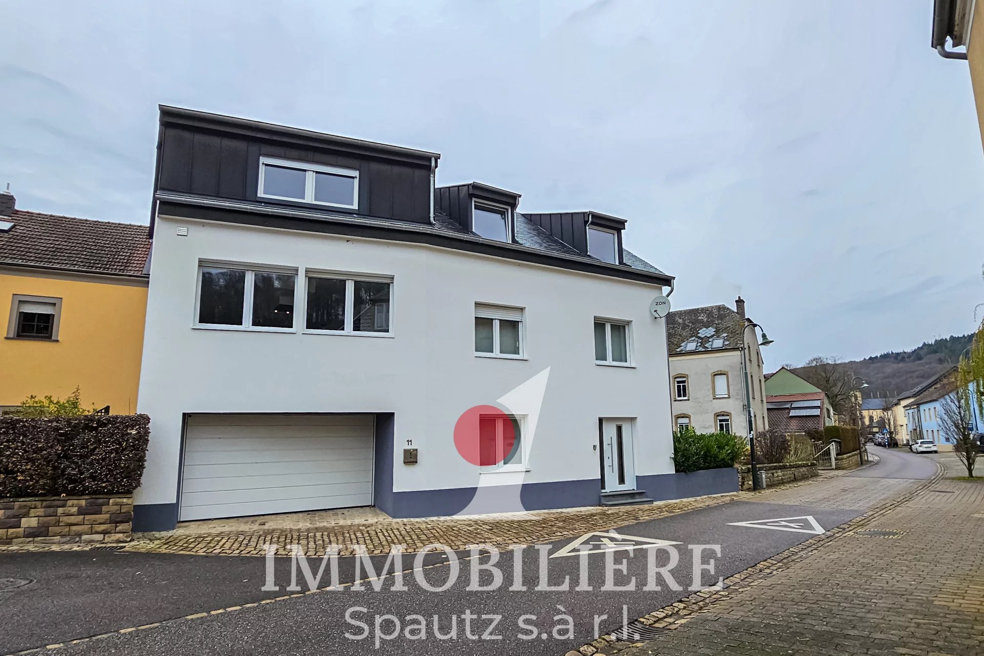 ZU VERKAUFEN – Modernes Haus mit 6 Schlafzimmern, außergewöhnlichen Wohnvolumen und ruhiger, grüner Umgebung