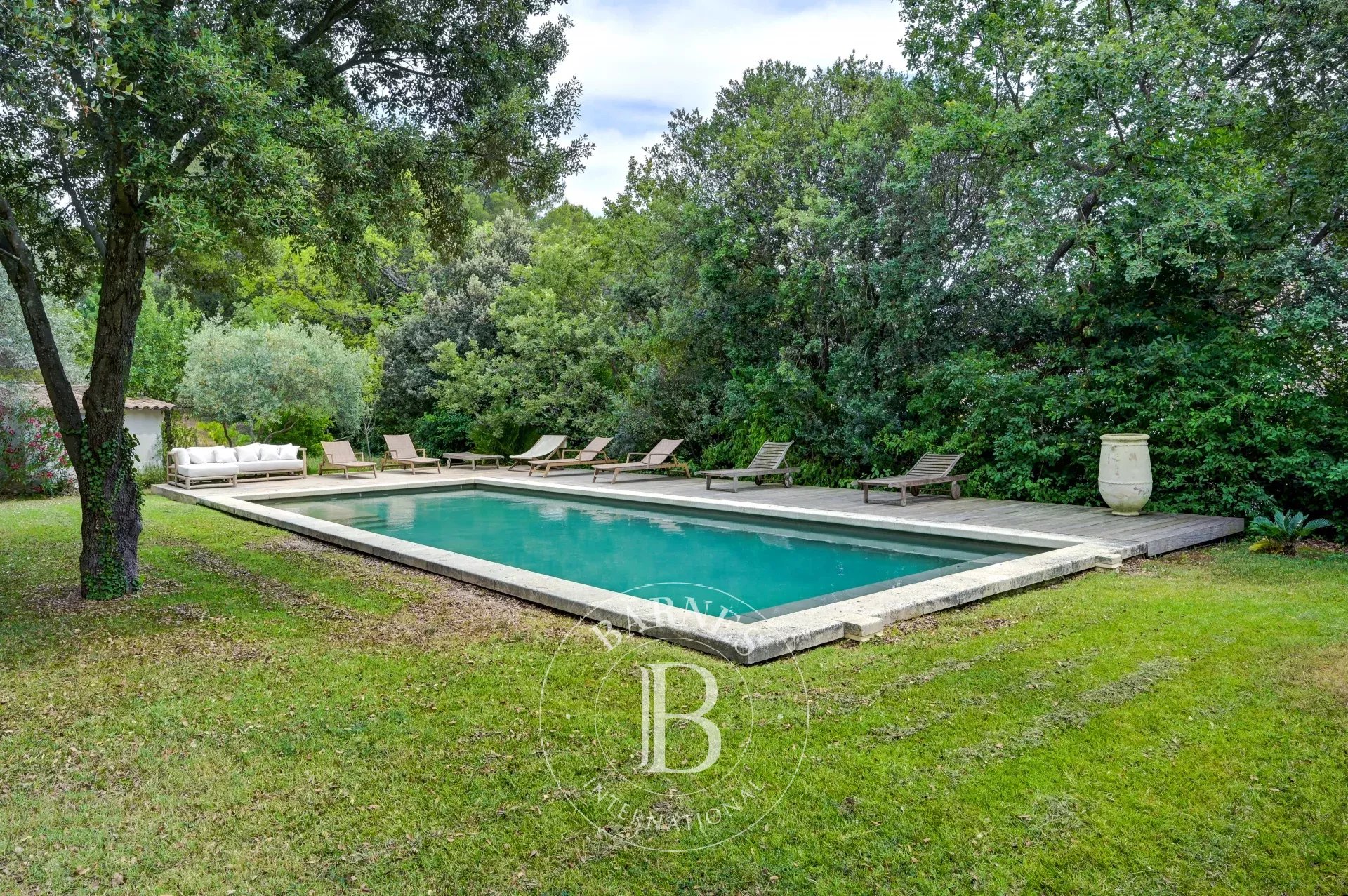 Just outside Aix-en-Provence – 5-Bedroom Home – Swimming Pool – 2,974 sqm Land – Peaceful Setting